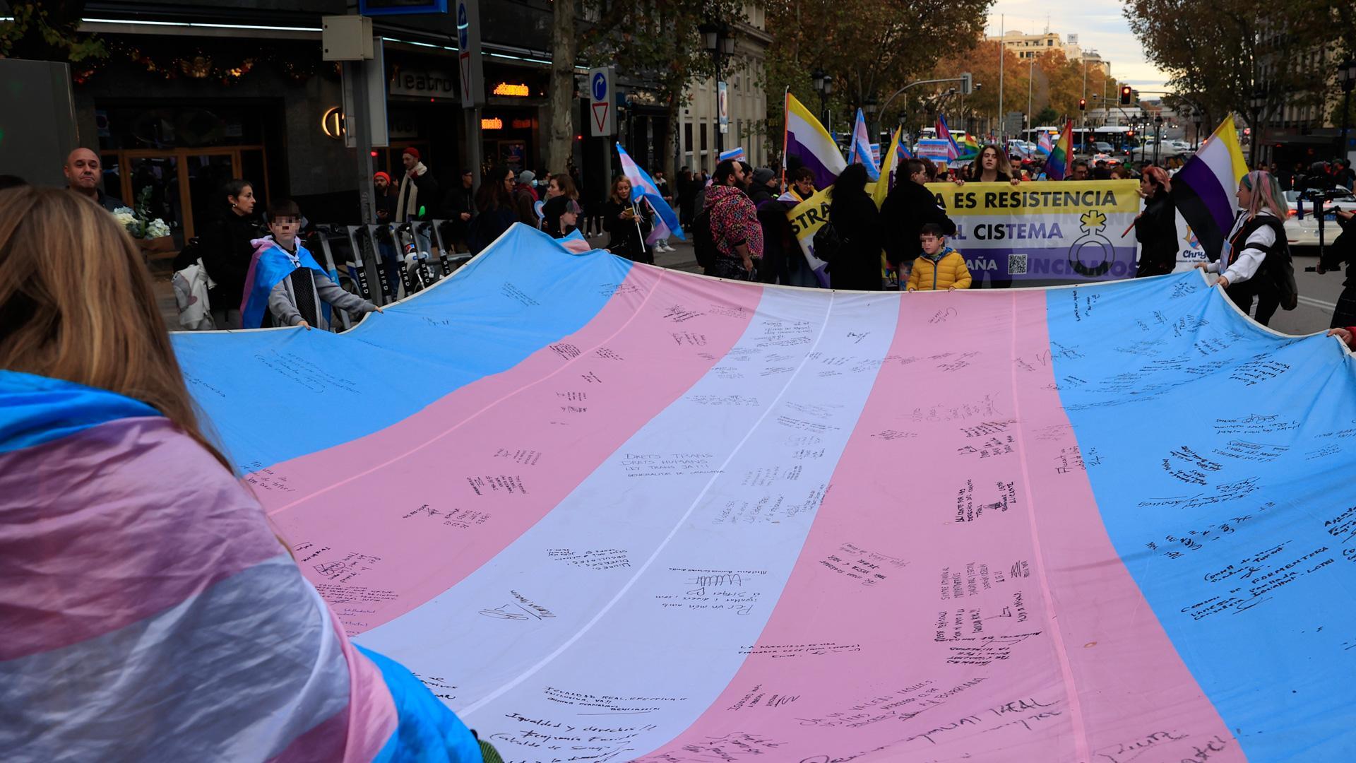 Manifestación en Madrid para reivindicar la Ley Trans y exigir al PSOE que no la recorte en su tramitación parlamentaria