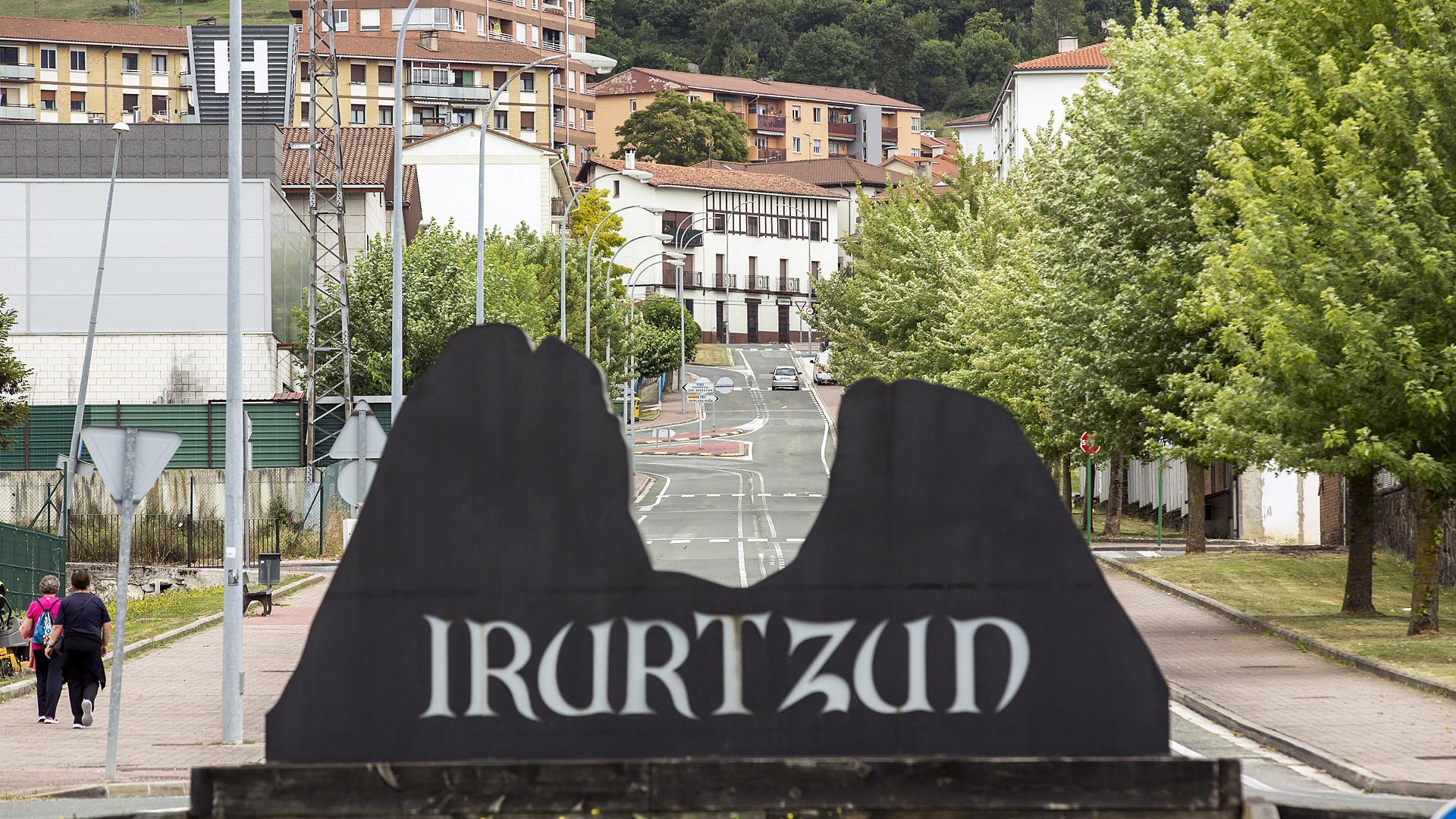 Emblema de las Dos Hermanas, silueteado en uno de los accesos a Irurtzun.