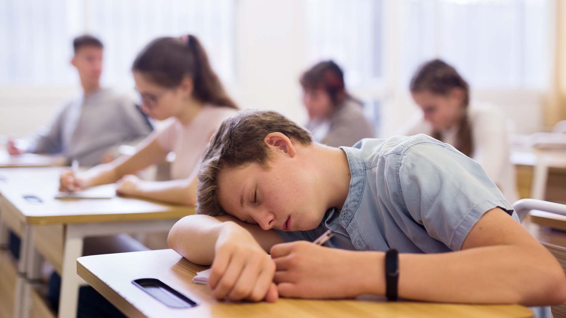 Un joven estudiante cansado en clase