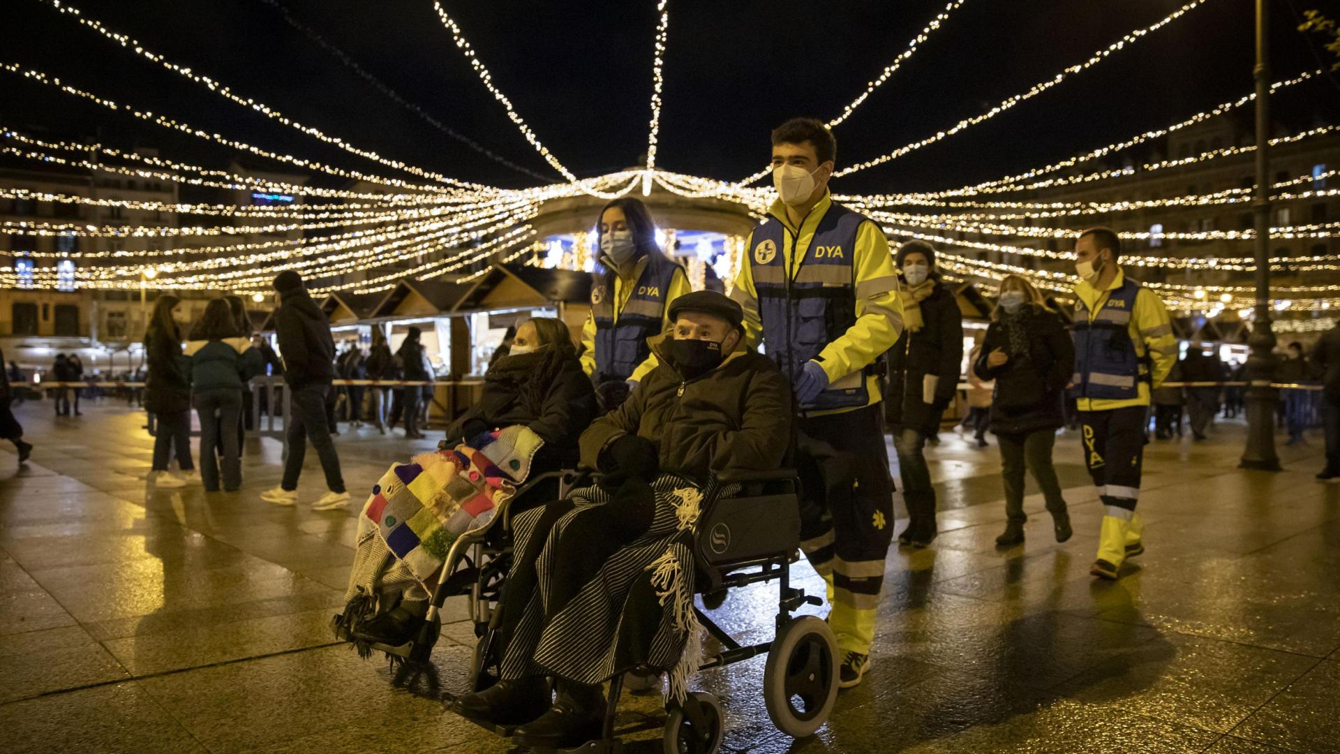 Voluntarios de DYA pasean en las navidades de 2020 a una pareja del programa ‘Sube y baja’.