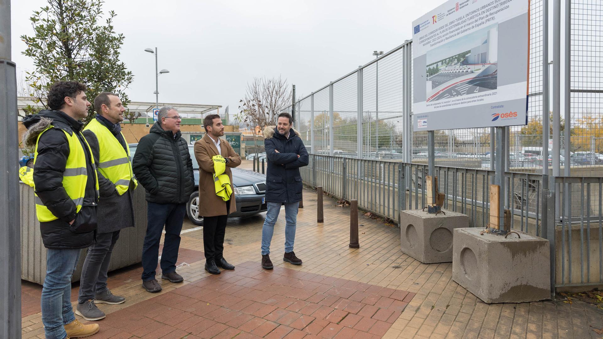 El alcalde Alejandro Toquero y el edil Zeus Pérez, a la dcha., junto a técnicos observando un panel de la obra.