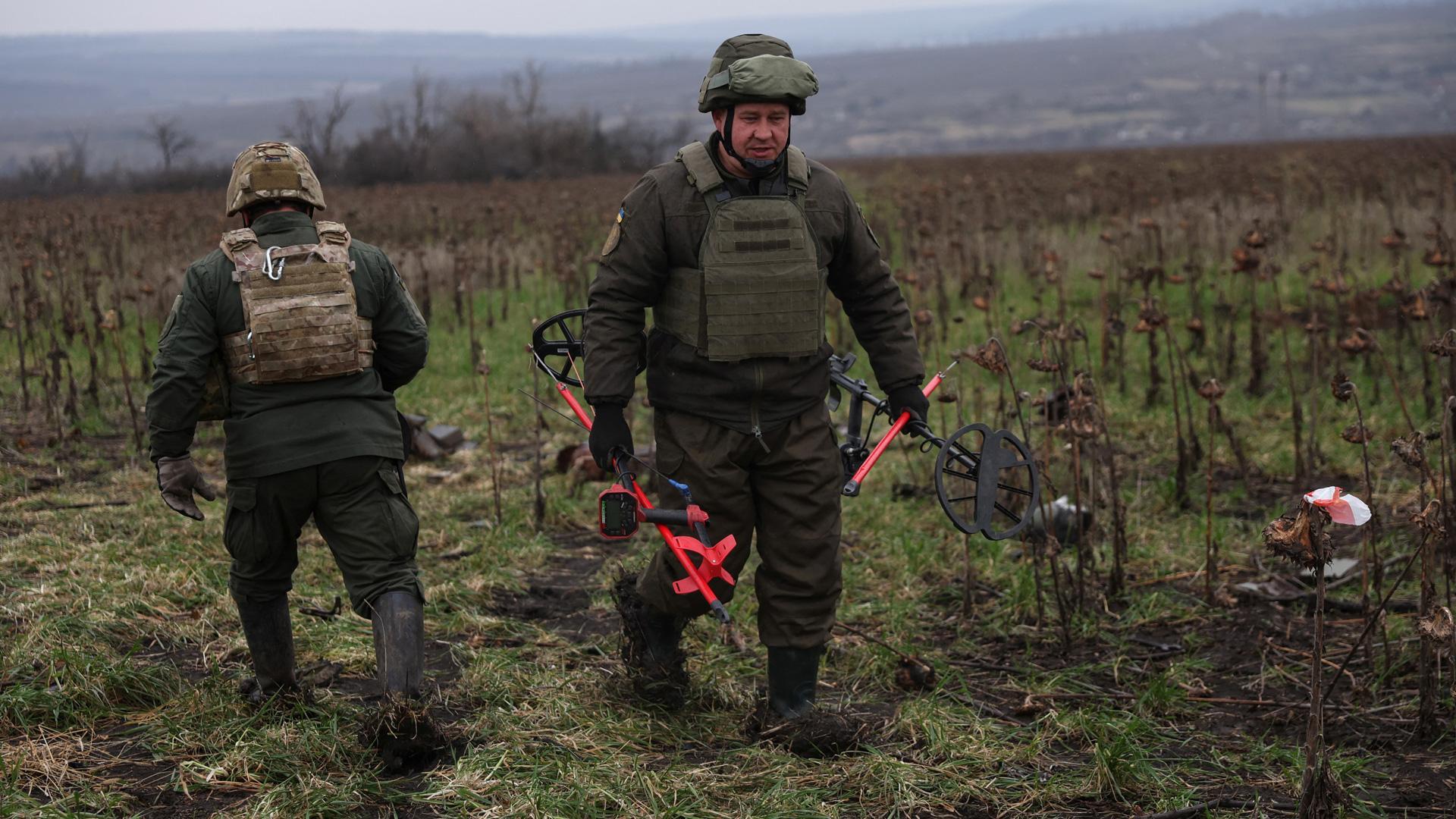El batallón Dnipro 1 del equipo de desminado de la Guardia Nacional de Ucrania limpia los campos de minas en la región de Donetsk