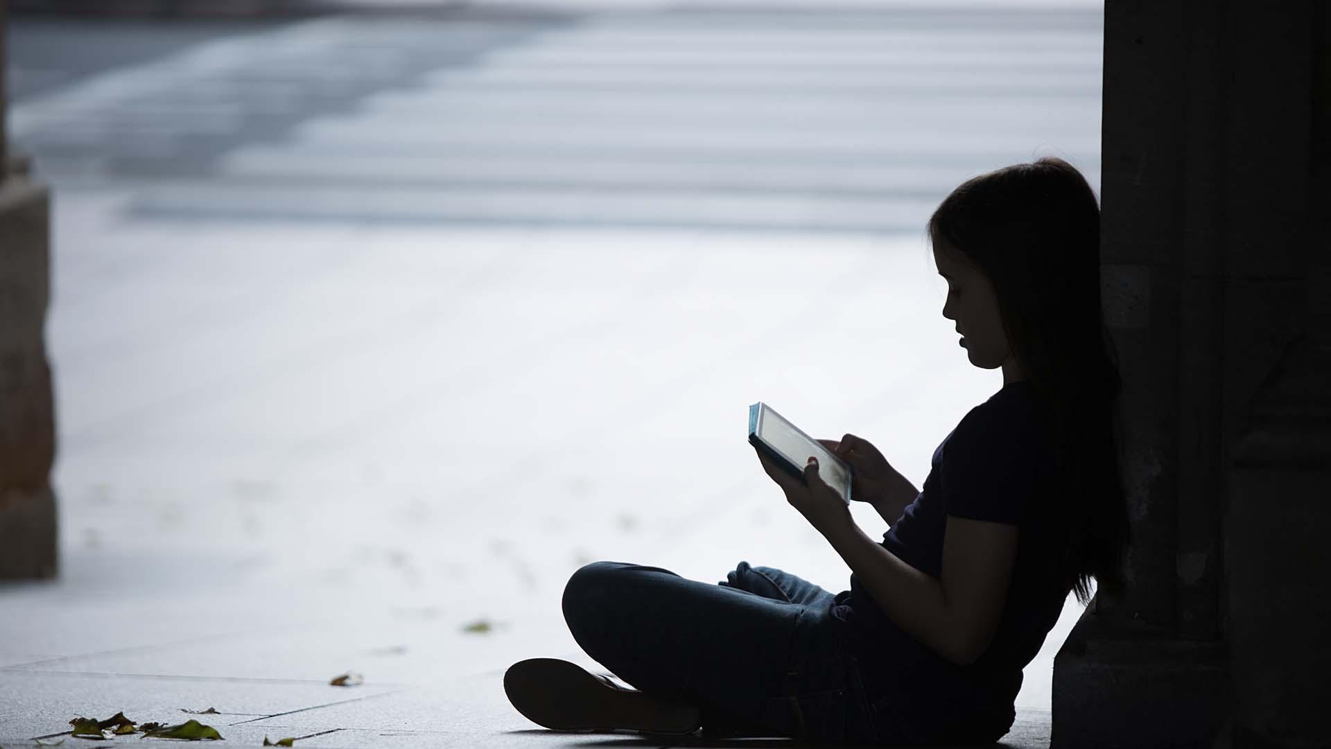 Una joven, con una tablet