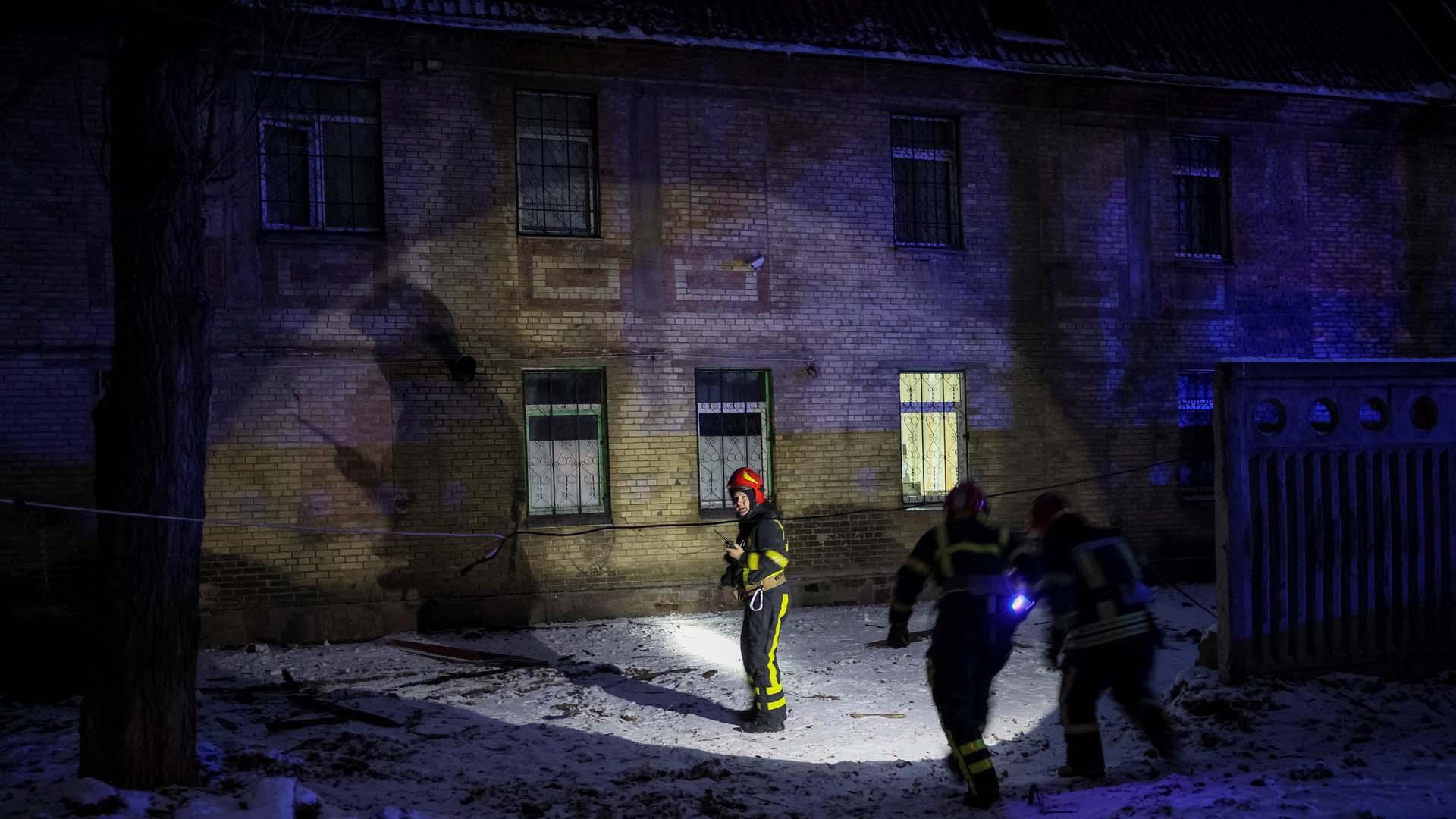Equipos de rescate, junto a un edificio bombardeado por drones en Kiev