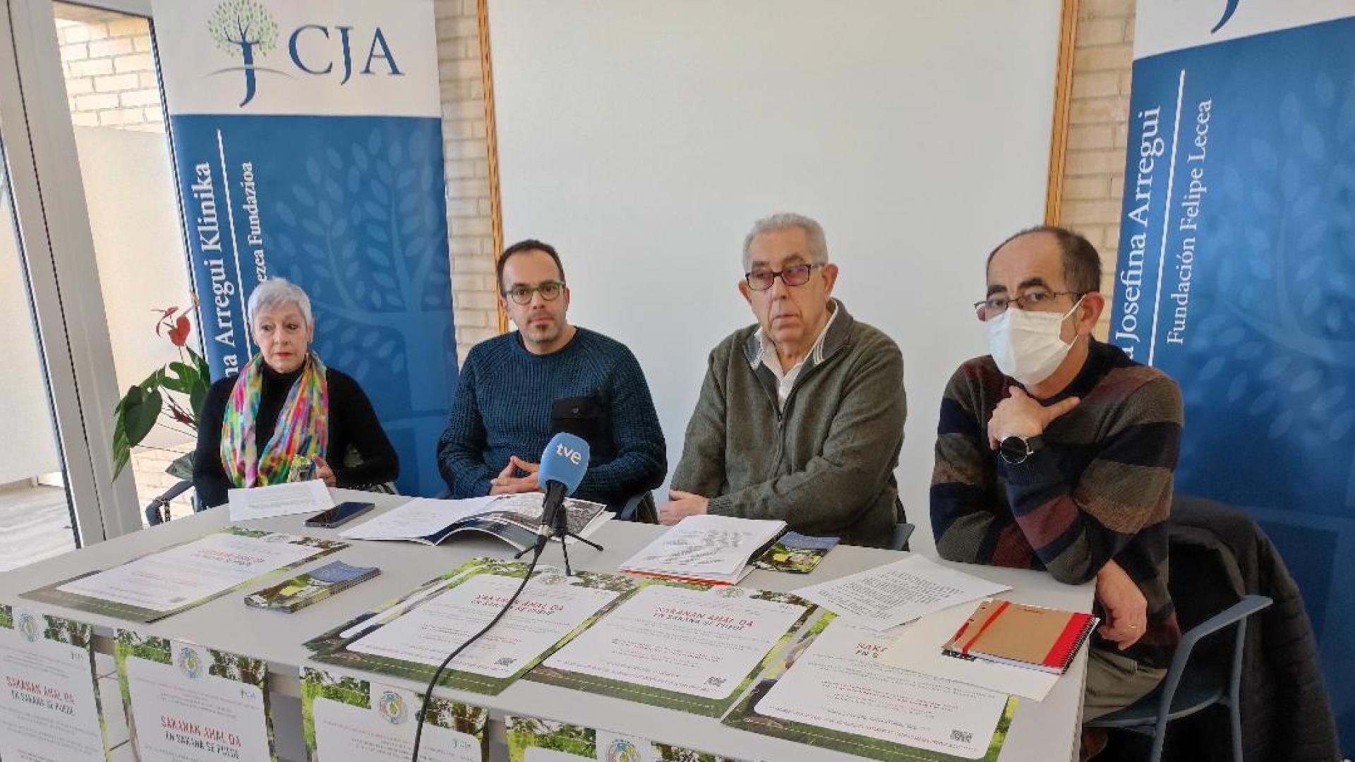 De izquierda a derecha, Nekane San Román, Joseba Arregui, Patxi Goikoetxea y Javier Casteig, en la presentación de la campaña de recaudación de fondos para la Clínica Josefina Arregui