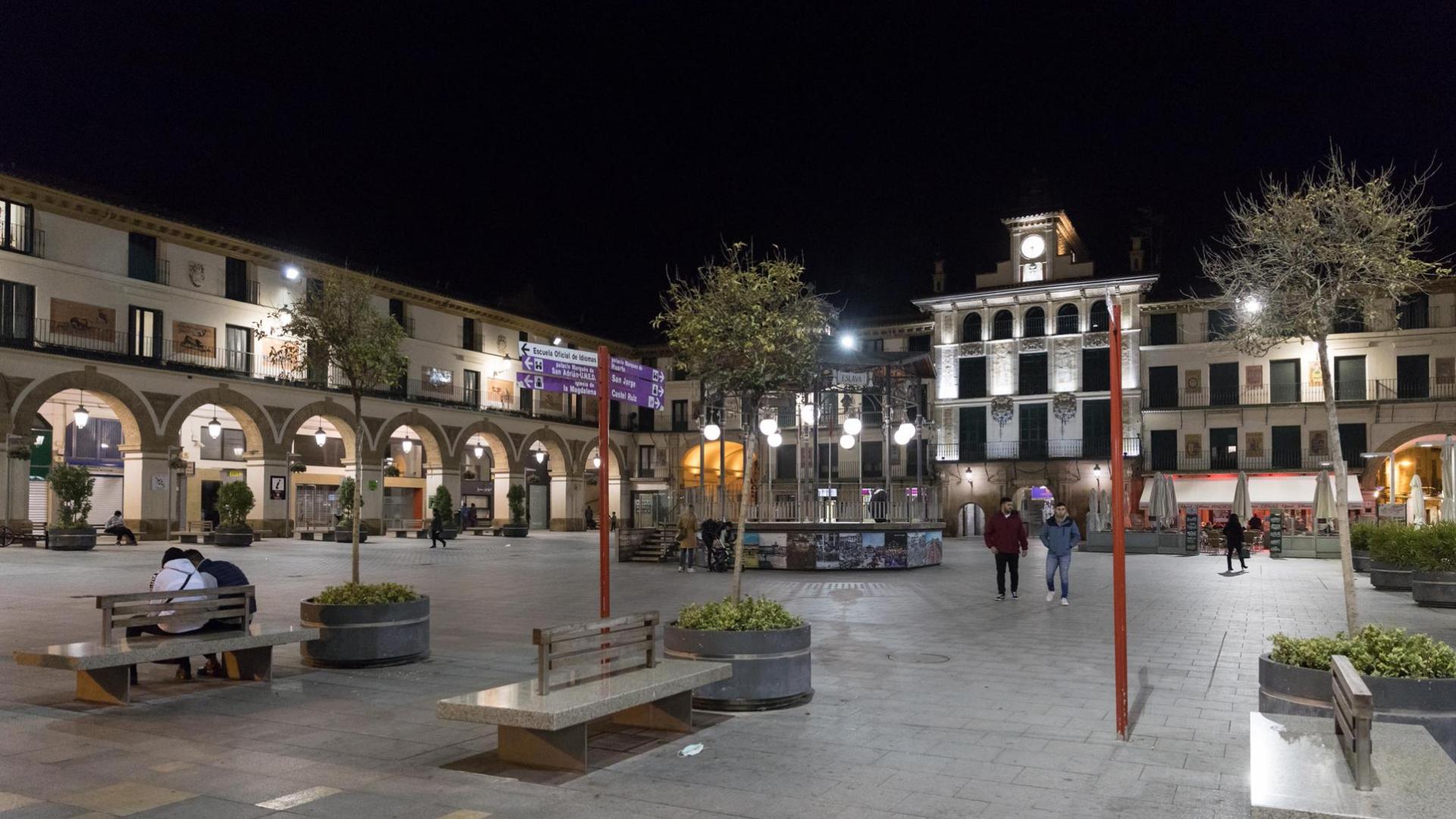 Vista nocturna de la Plaza de los Fueros de Tudela