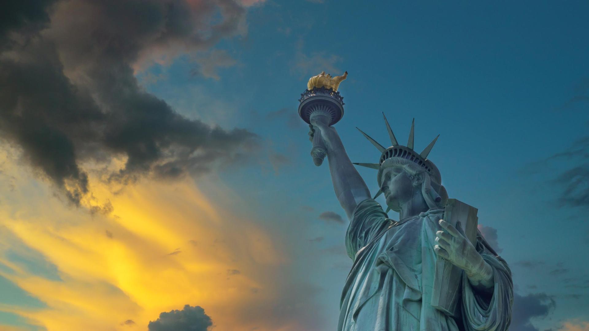 Imagen de la Estatua de la Libertad al atardecer en Manhattan, Nueva York