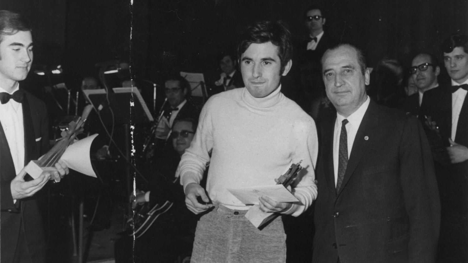 Víctor Manuel recibe de manos del presidente del club Natación, Segundo Valimaña, el primer premio del certamen