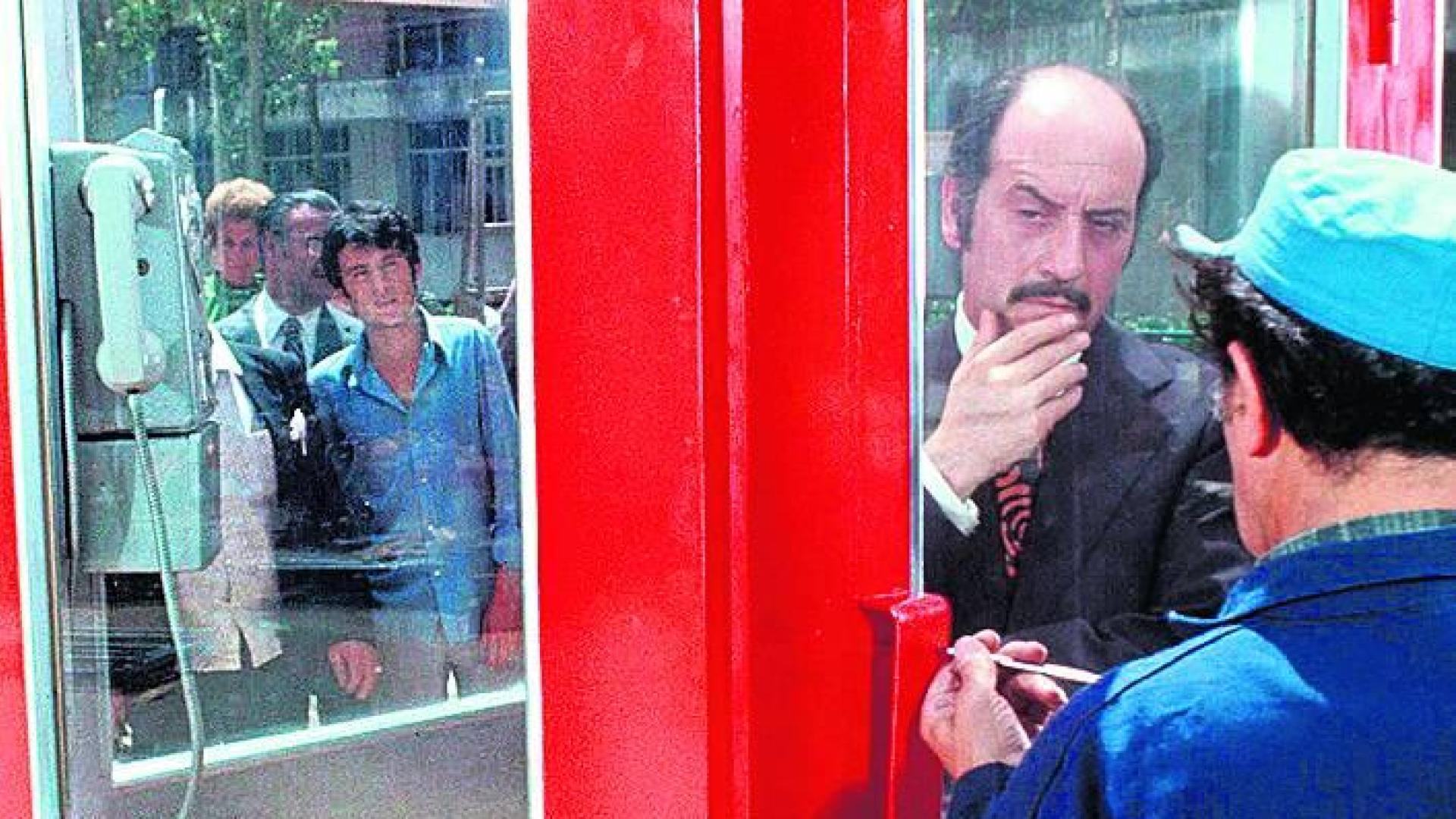 Fotografía de archivo del año 1972 del actor José Luis López Vázquez en una escena de la película "La cabina"