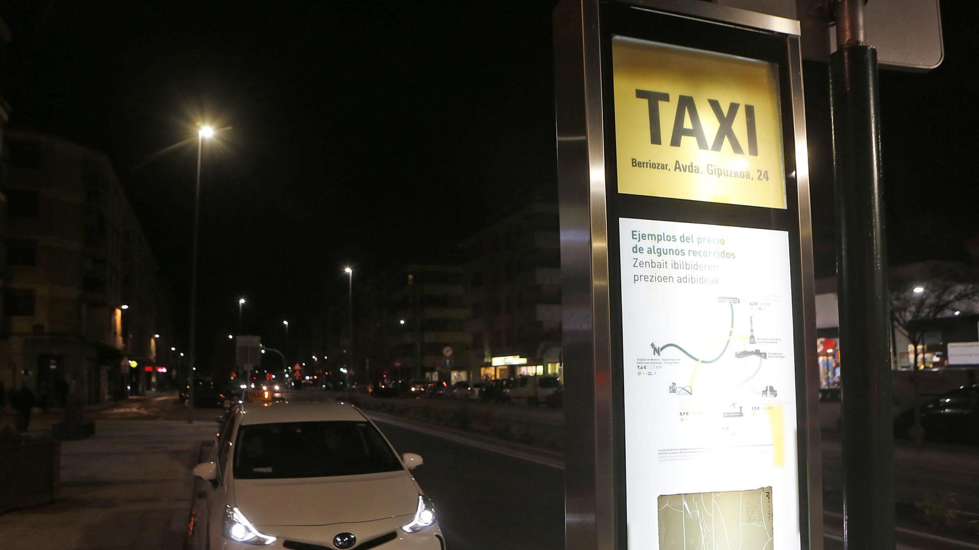 Un taxi en una parada en Pamplona.