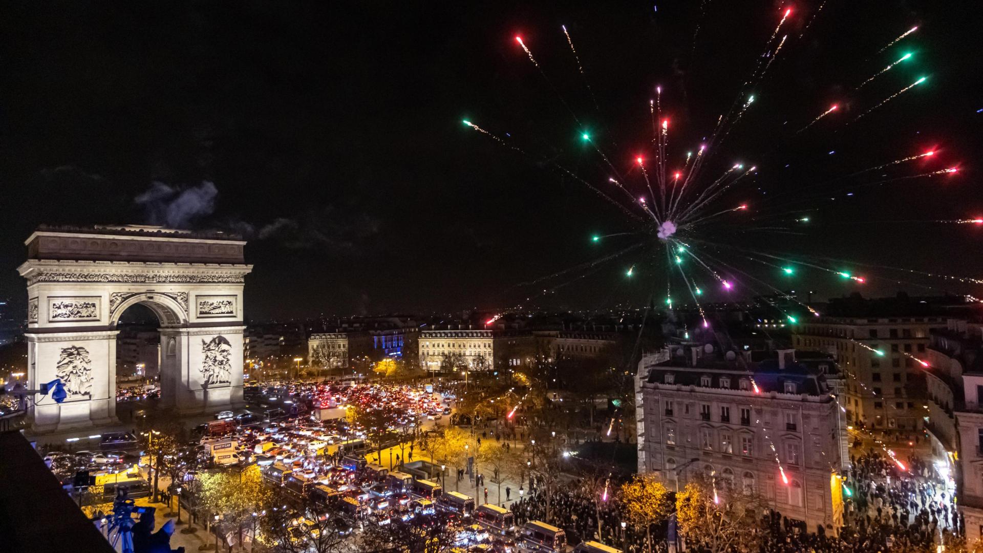 Fuegos artificiales celebran alrededor del Arco del Triunfo de París