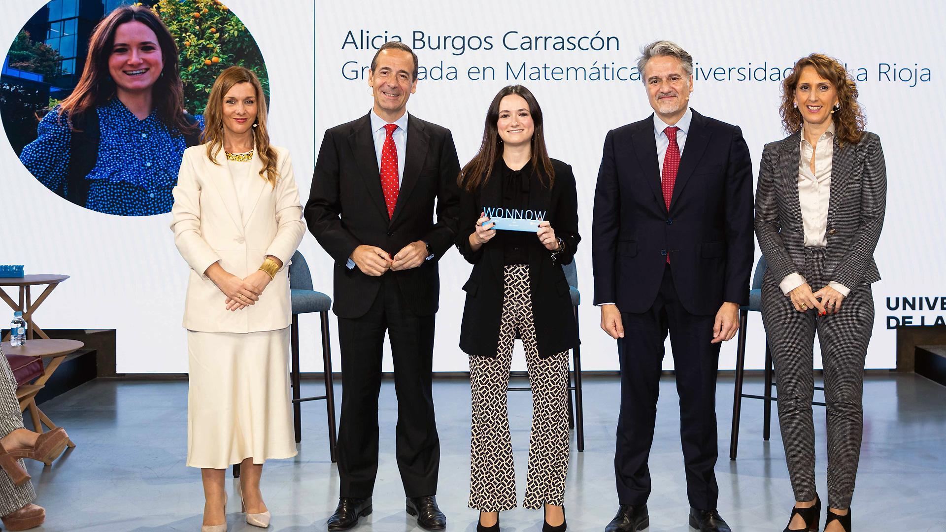 Alicia Burgos recibe el premio de manos de Gonzalo Gortázar, consejero delegado de CaixaBank, y Alberto Granados, presidente de Microsoft en España