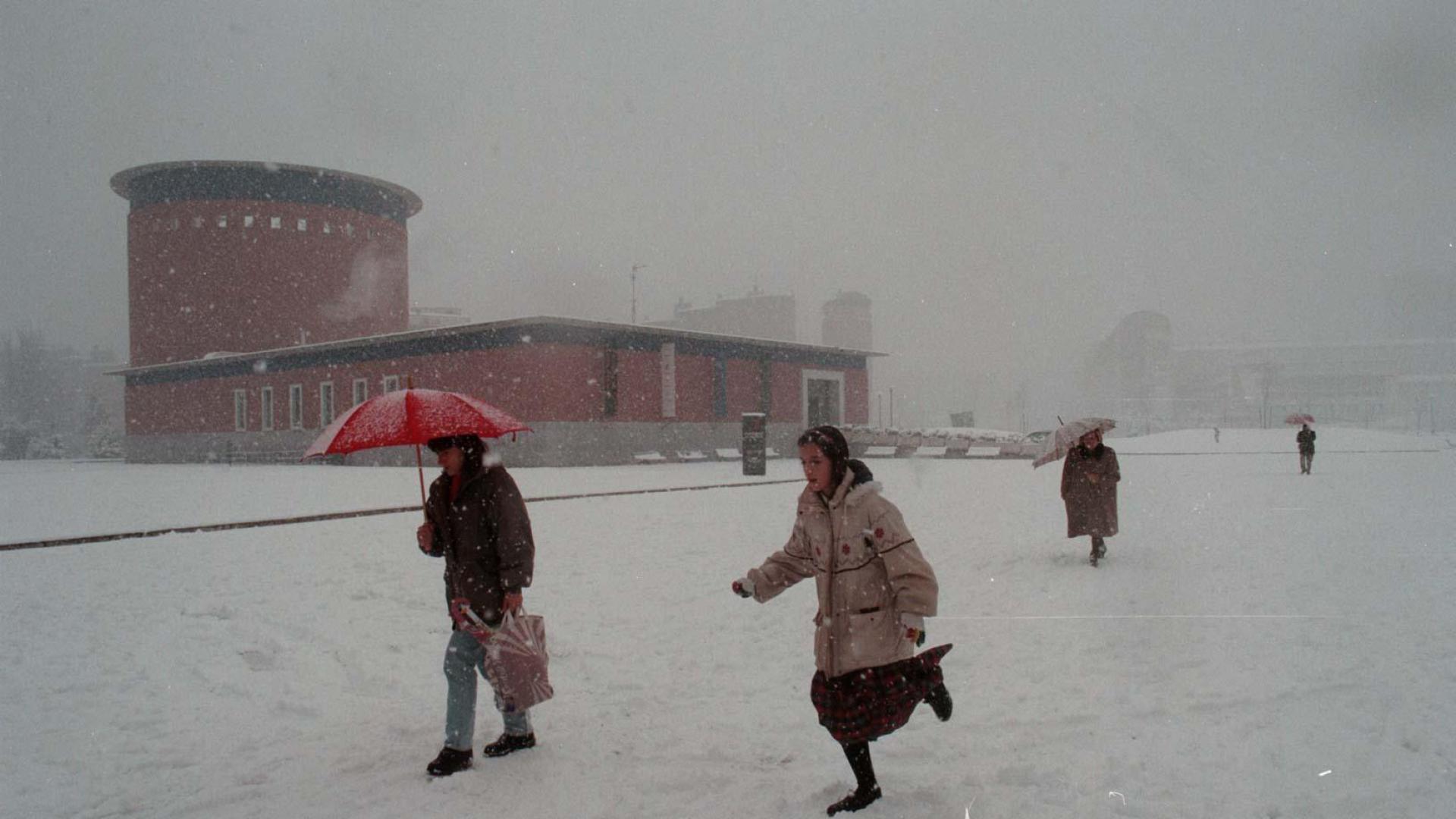 Unos niños juegan en la zona del Planetario durante la nevada del 16 de diciembre de 1997