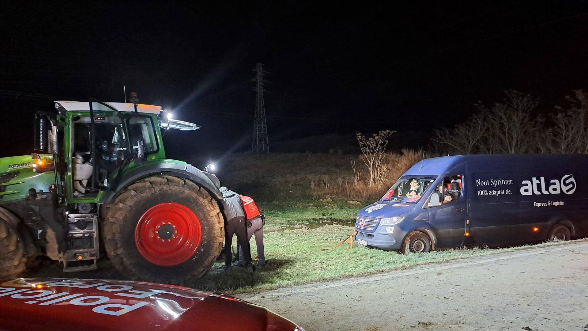 El agricultor de Caparroso y policías forales, preparando todo para tirar de la furgoneta.