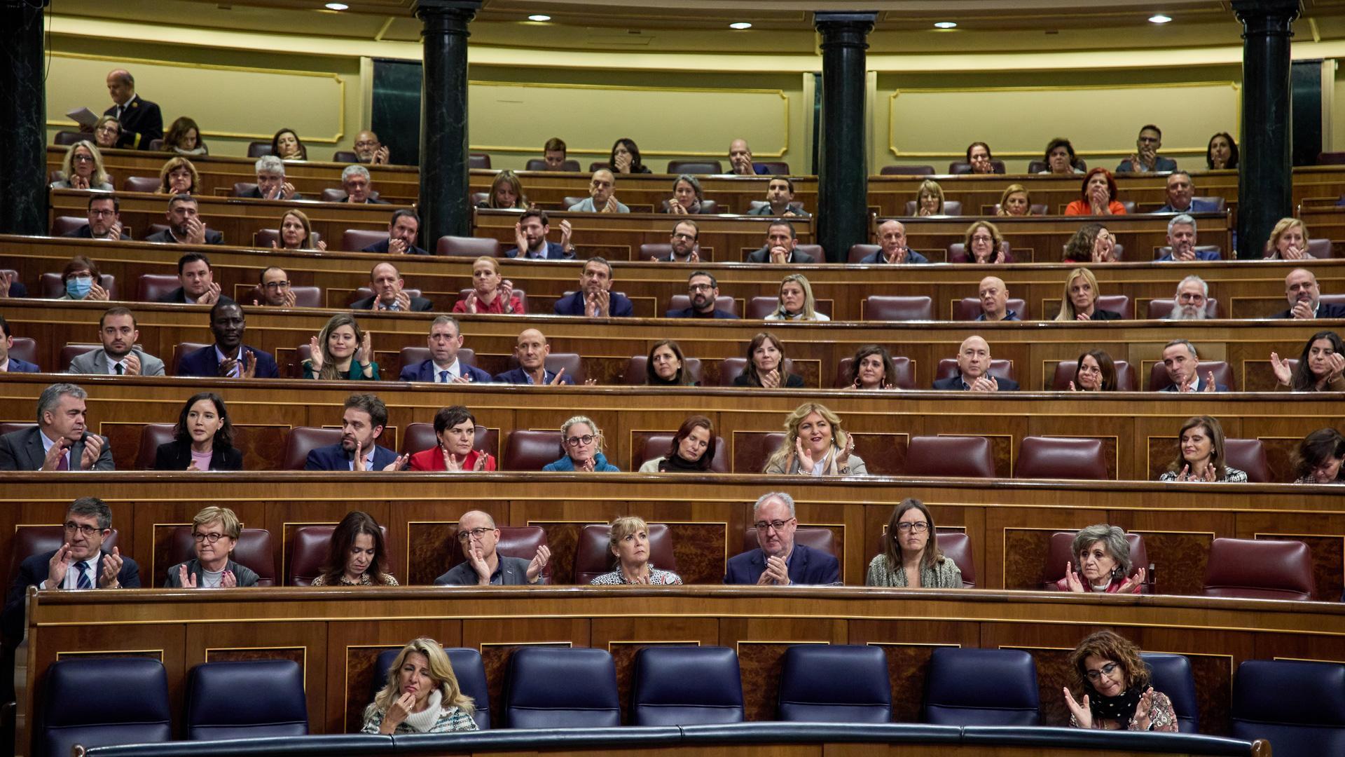 La ministra de Hacienda, María Jesús Montero, y la vicepresidenta segunda del Gobierno y ministra de Trabajo, Yolanda Díaz, en el pleno del Congreso de los Diputados