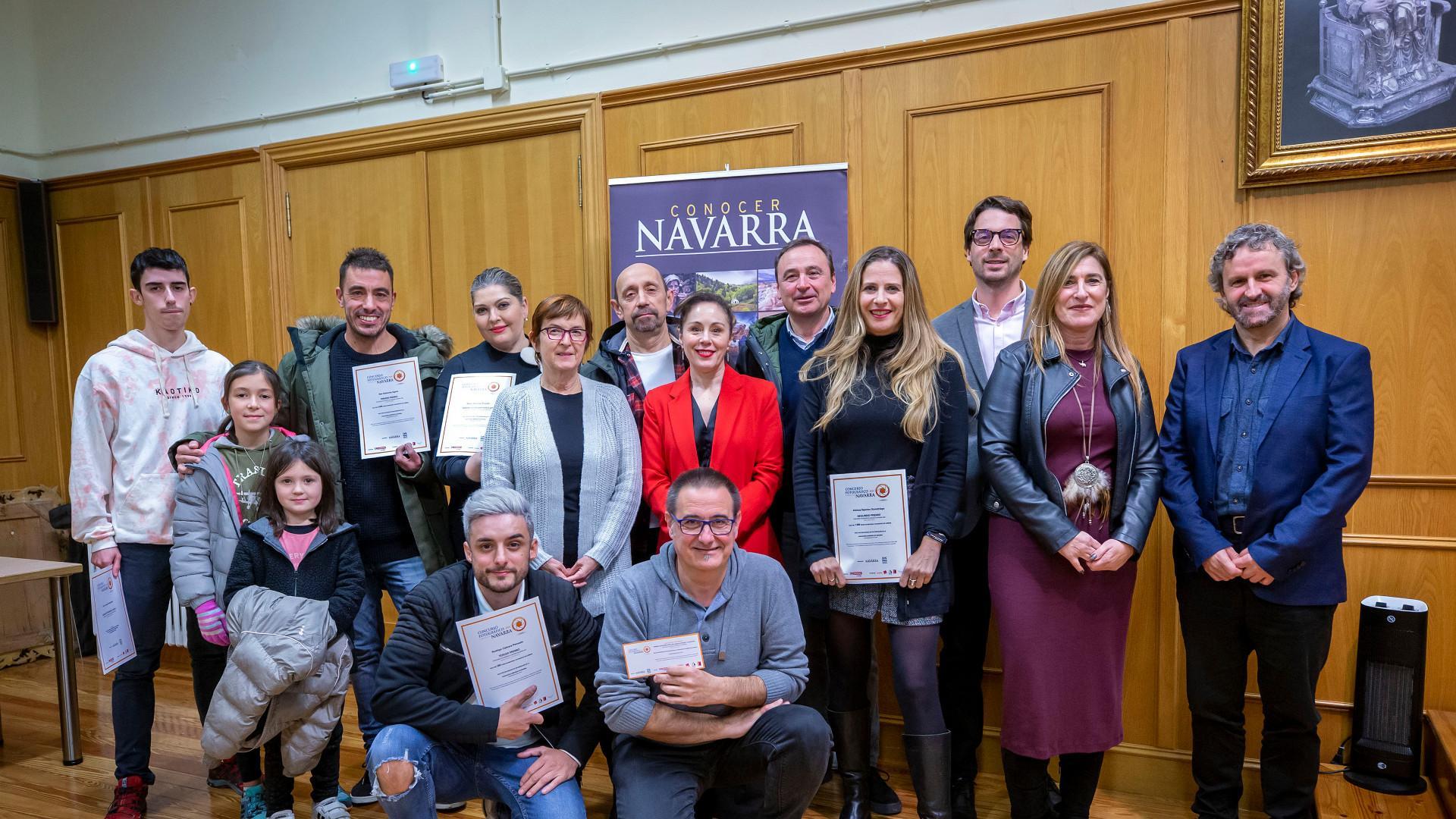 PREMIADOS Y COLABORADORES Agachados, desde la izda., Rodrigo Cabrera y José Antonio Díez. De pie, desde la izda., Unai Larraya; Bidart y Lantz, hijas de Iker Aizkorbe; Miren Edurne Puyada, madre Mario Sánchez, premiado por la fotografía El Pilón; Itziar Inza (Intia Alimentaria); Pablo Pérez; Marian García (Eroski); Celso Clariana (Camera); Ainhoa Tejerina; Carlos Amatrian (director del Instituto de Juventud); Idoia Alonso, y Patxi Saenz (Gobierno de Navarra.