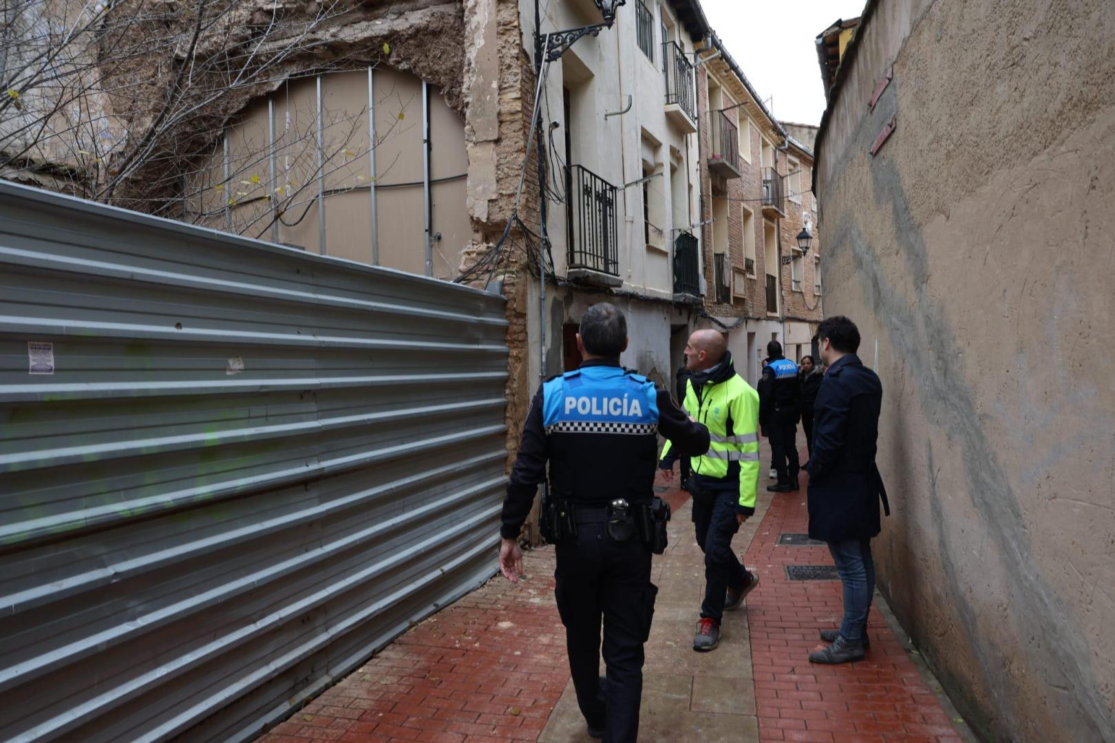 Un policía observa el lateral de la vivienda que se ha derrumbado