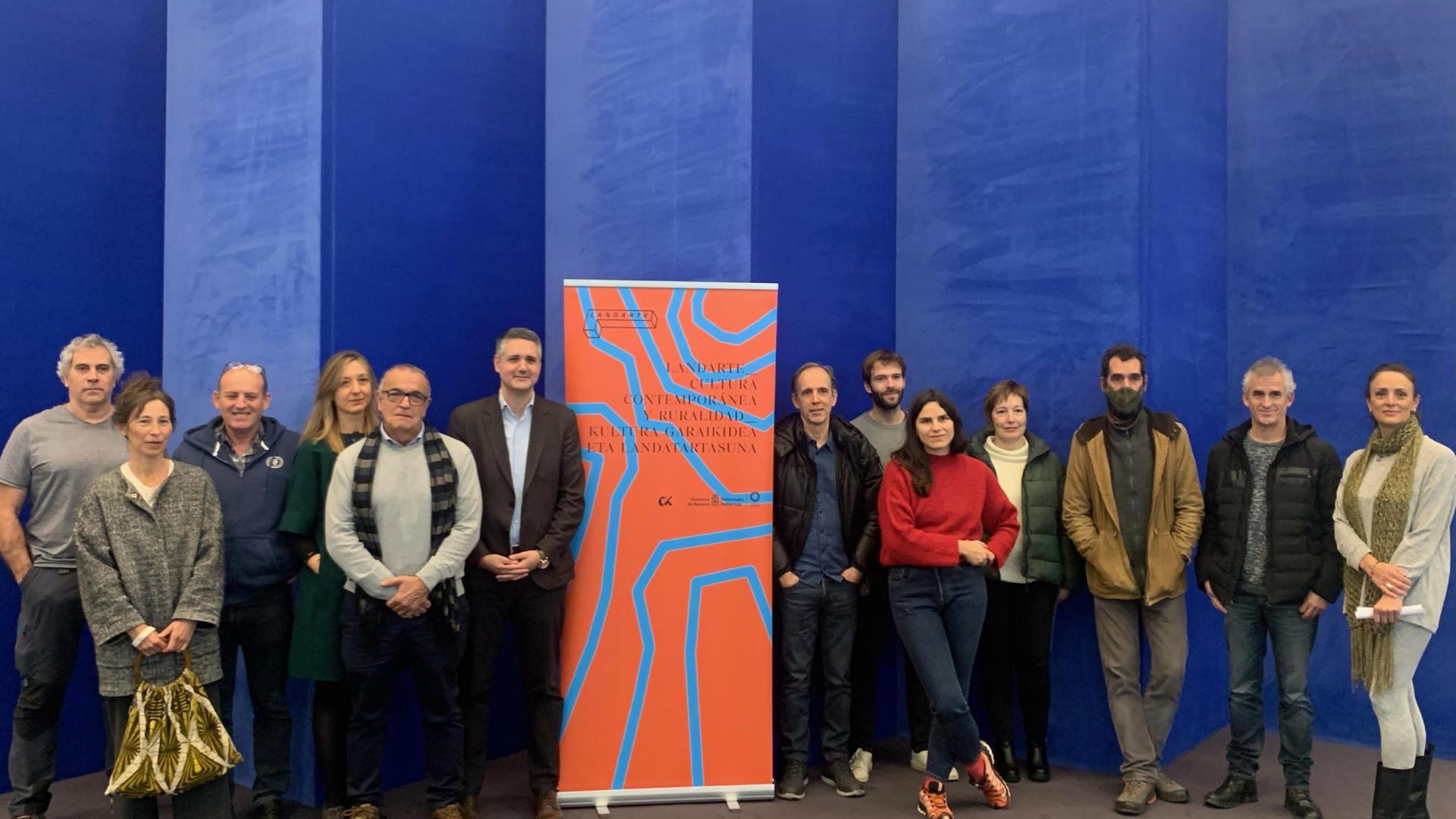 El director general de Cultura, Ignacio Apezteguía, con responsables y participantes en el Programa Landarte