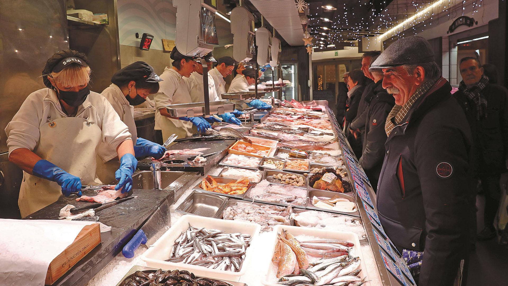 Imagen que presentaba este viernes por la mañana Pescados Sofía en el Mercado del Ensanche. Algunas compras, ya para Nochebuena y Navidad