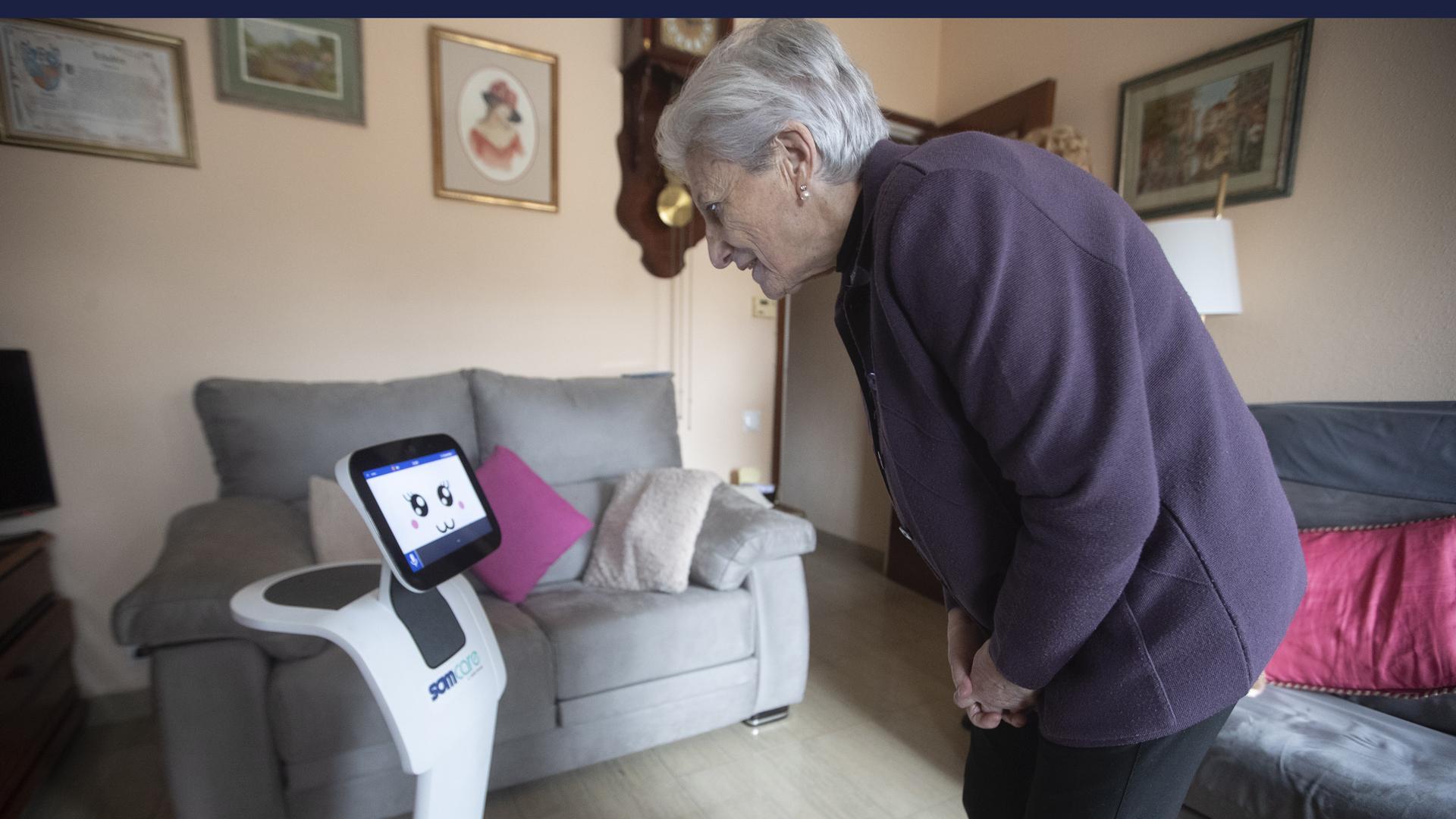María Teresa Echalecu, en su domicilio, con el robot asistencial