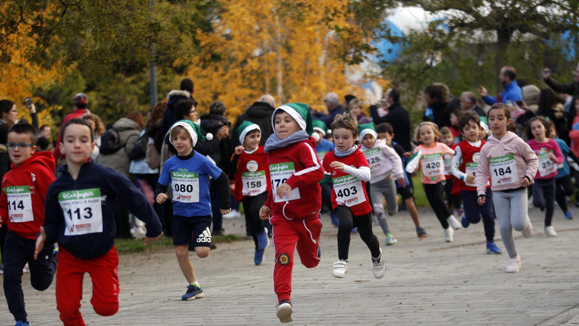 Participantes en la XI Carrera Infantil de la Navidad de Asvona