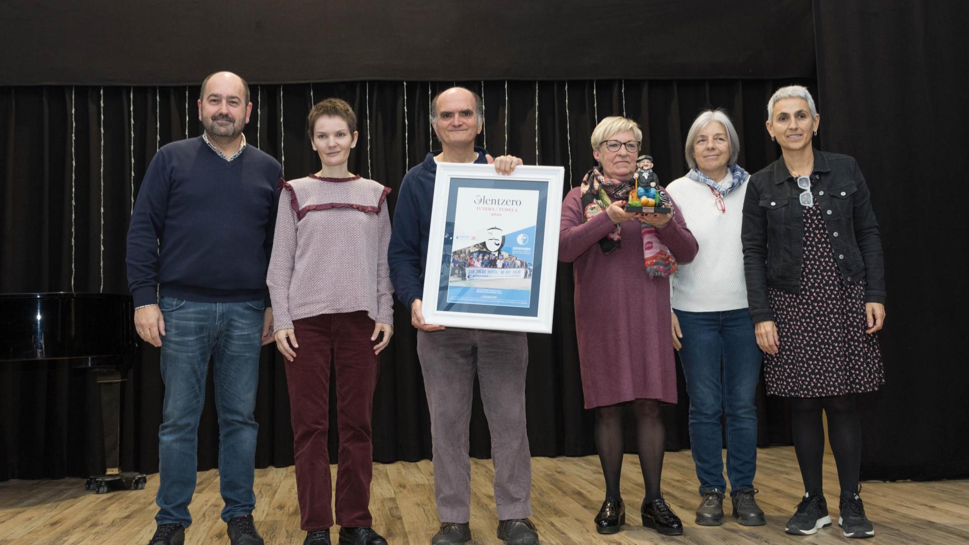 A: BLANCA ALDANONDO
F: 17/12/2022
P:  DE IZDA. A DCHA.; OSCAR RODRIGUEZ CAPARROS (AMIGOS OLENTZERO), LOS USUARIOS Y RESPONSABLE ANASAPS EN TUDELA, BIANCA KIS, ISMAEL SOLA GARCIA Y MARIA ANTONIA HUGUET LACARRA, PATRICIA LORENTE SEVILLA Y ARGIÑE KORTA ARANBURU (MIEMBRO Y PRESIDENTA AMIGOS DE OLETZERO, RESPECTIVAMENTE)
L: TUDELA
T: 21 EDICION DEL PREMIO OLENTZERO A LA ASOCIACION ANASAPS Y ENTREGA DE PREMIOS DEL CONCURSO DE DIBUJO. ASOCIACION DE AMIGOS DE OLENTZERO