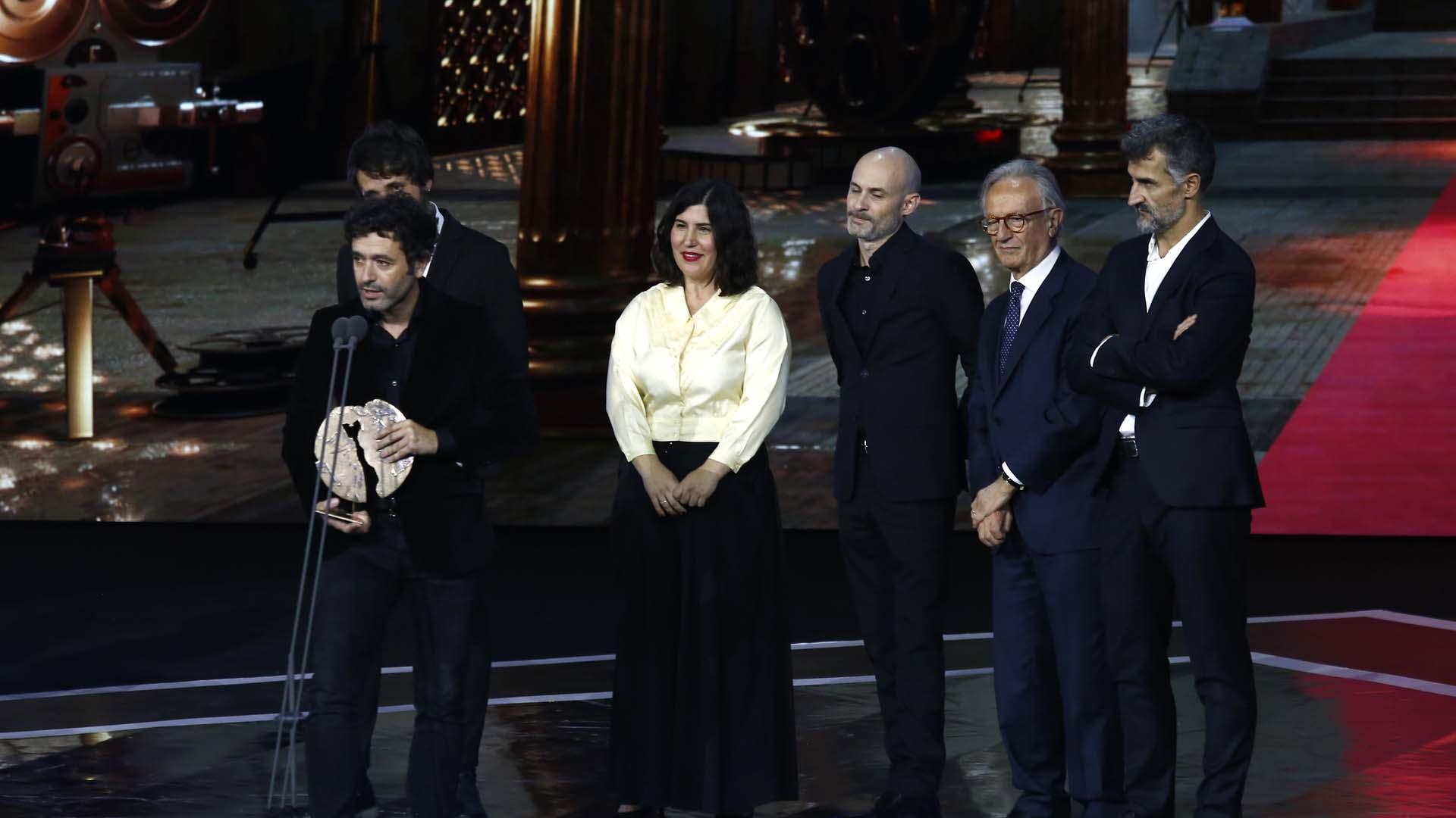 Rodrigo Sorogoyen, director de 'As bestas', premio a mejor película, se dirige a los asistentes a la gala de los Premios Forqué 2022