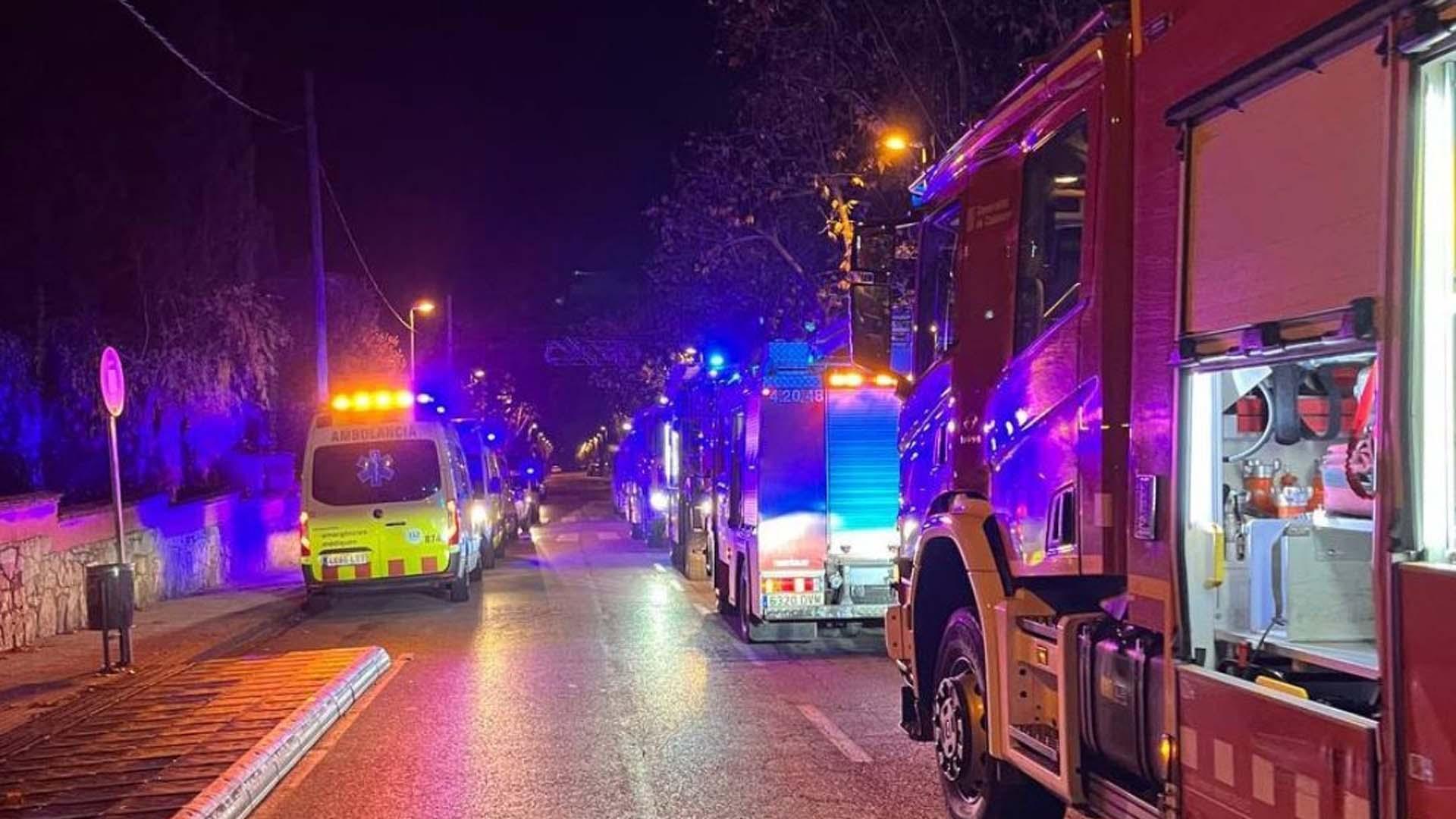 Efectivos de bomberos, en el exterior de la residencia

@BOMBERSCAT

18/12/2022