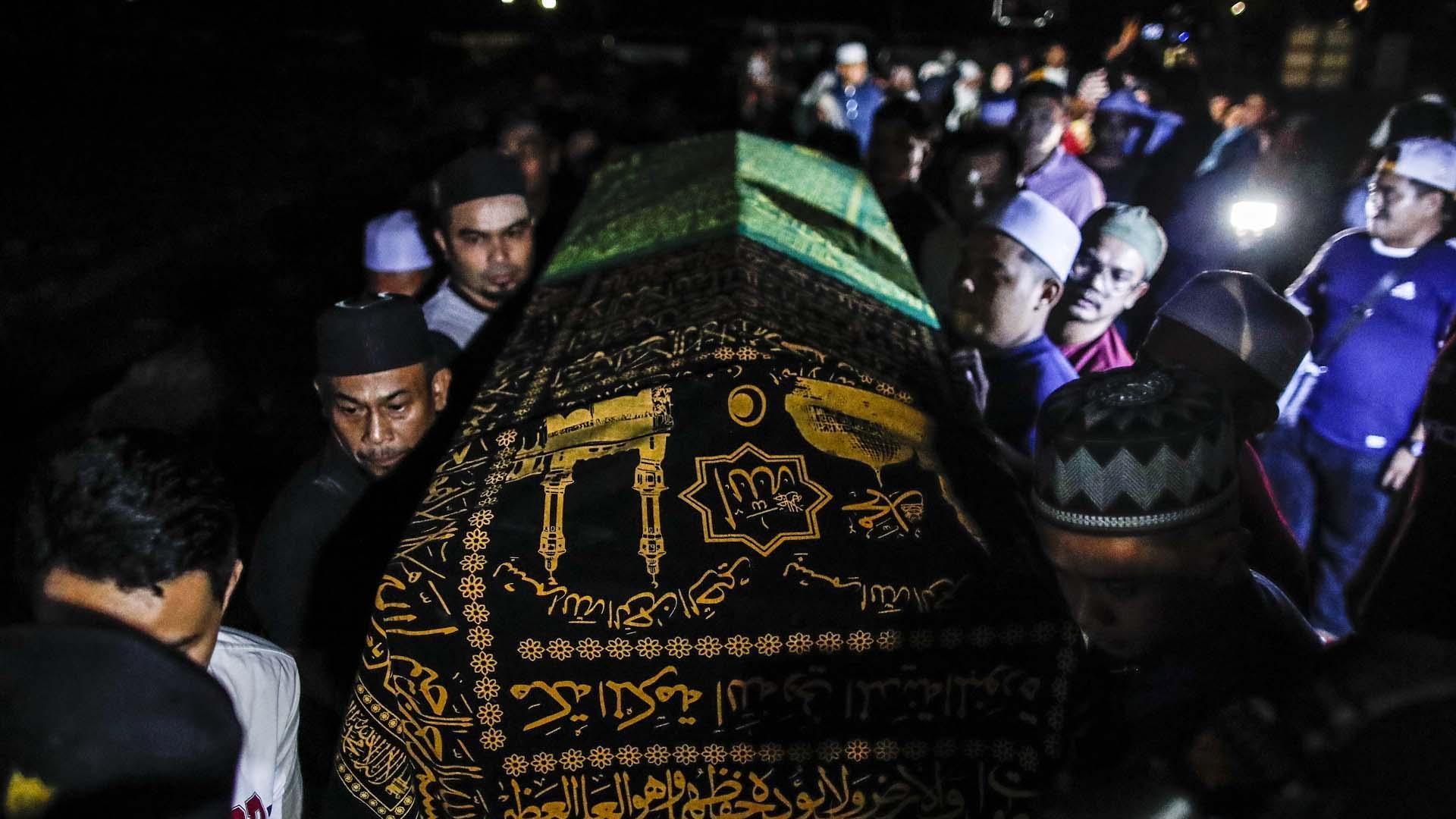 Funeral por uno de los fallecidos por el deslizamiento de tierra en Malasia
