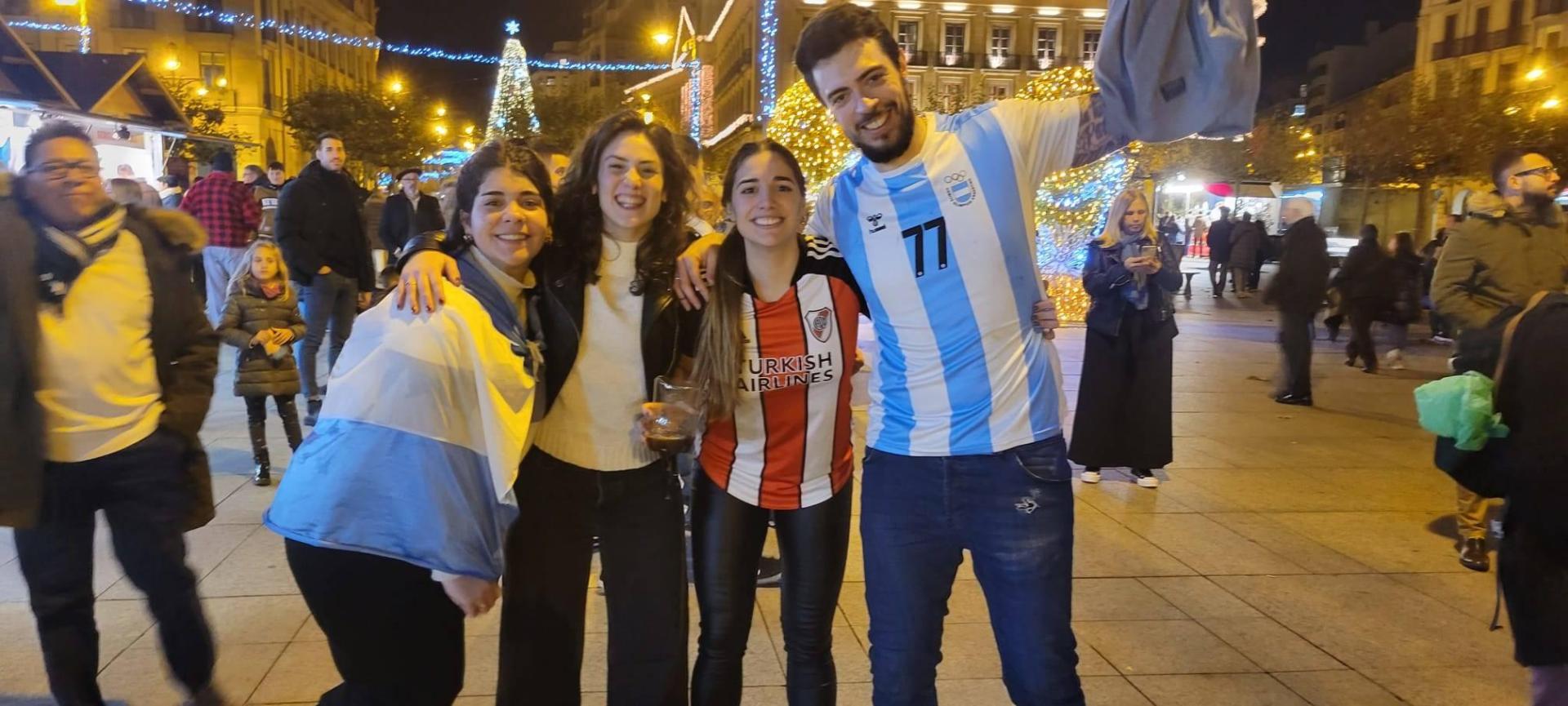 JUAN BAR, CON LA ‘REMERA’ DE NICO BONANNO. Juan  Bar, meta internacional argentino del Helvetia Anaitasuna, celebró el triunfo junto a su pareja Natalia Milagros y a las también jugadoras Daniela Natale y Daniela Moreno.