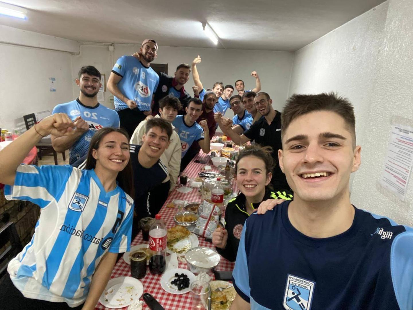 AYELÉN GARCÍA, CON PASIÓN DESDE LA DISTANCIA. La extremo internacional argentina Ayelén García ha vivido con pasión el Mundial. Ayer festejó la final, con su pareja Juan Pablo Cañete y la plantilla del Romo, en Bilbao. 	cedida