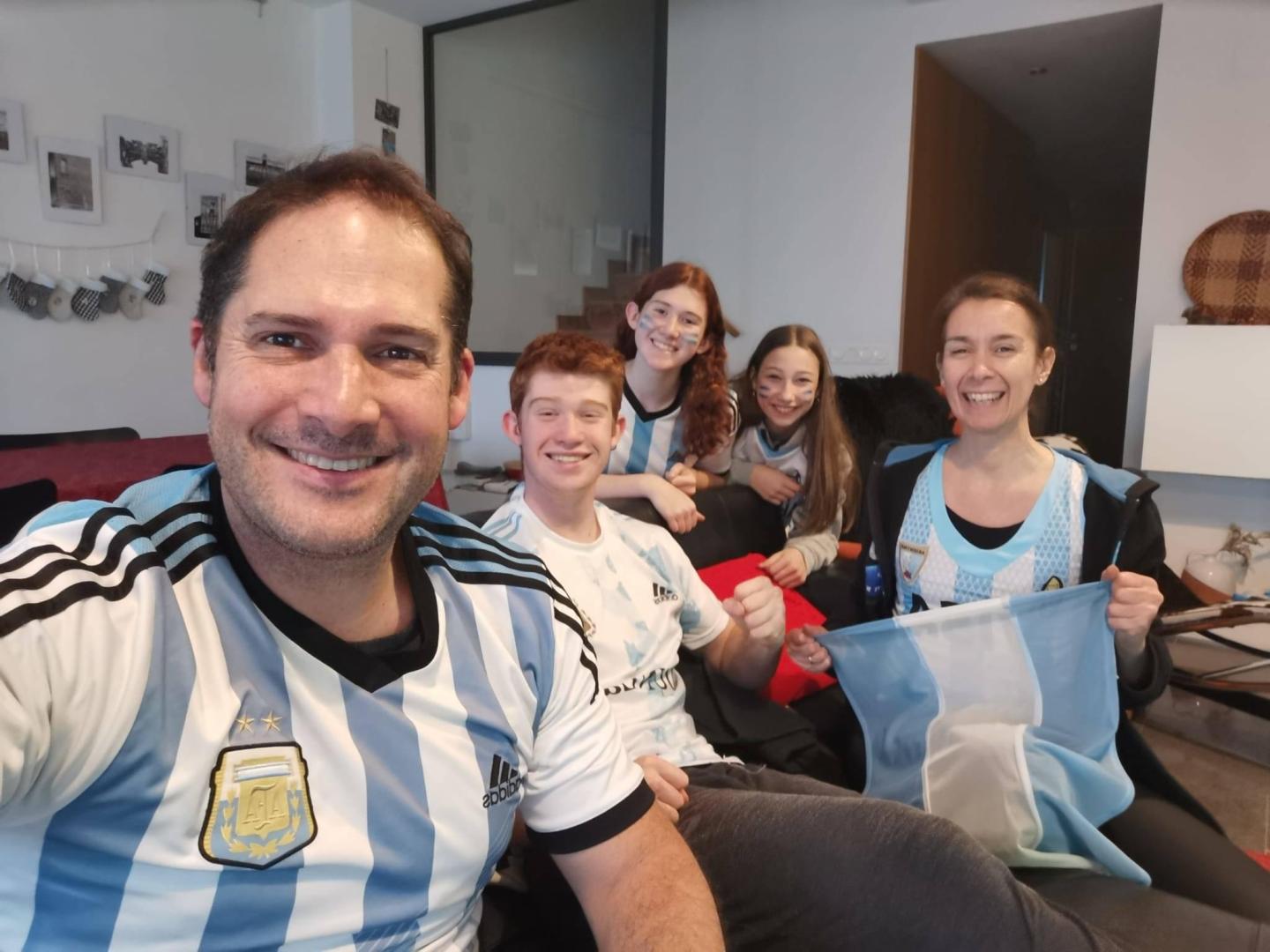 LOS BRANCHI, DE LOS NERVIOS A LA EUFORIA. Pablo Branchi, presidente del Grupompleo Pamplona Atlético, vio el partido con su hijo Augusto, atleta, su hija Sofía, la amiga de ésta, Nahia, y su esposa, Lorena.	cedida