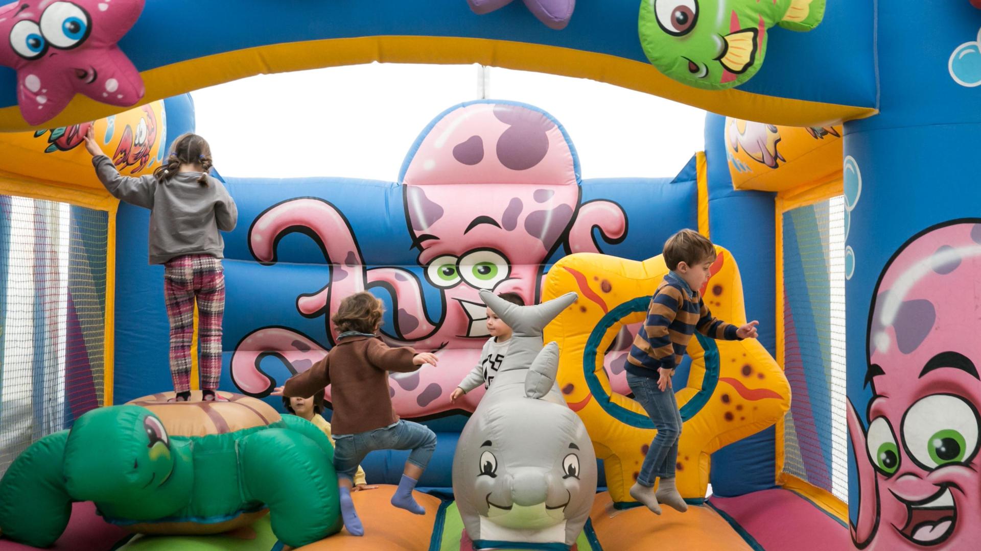 La Plaza de la Libertad acogerá diferentes espacios de juego, como hinchables