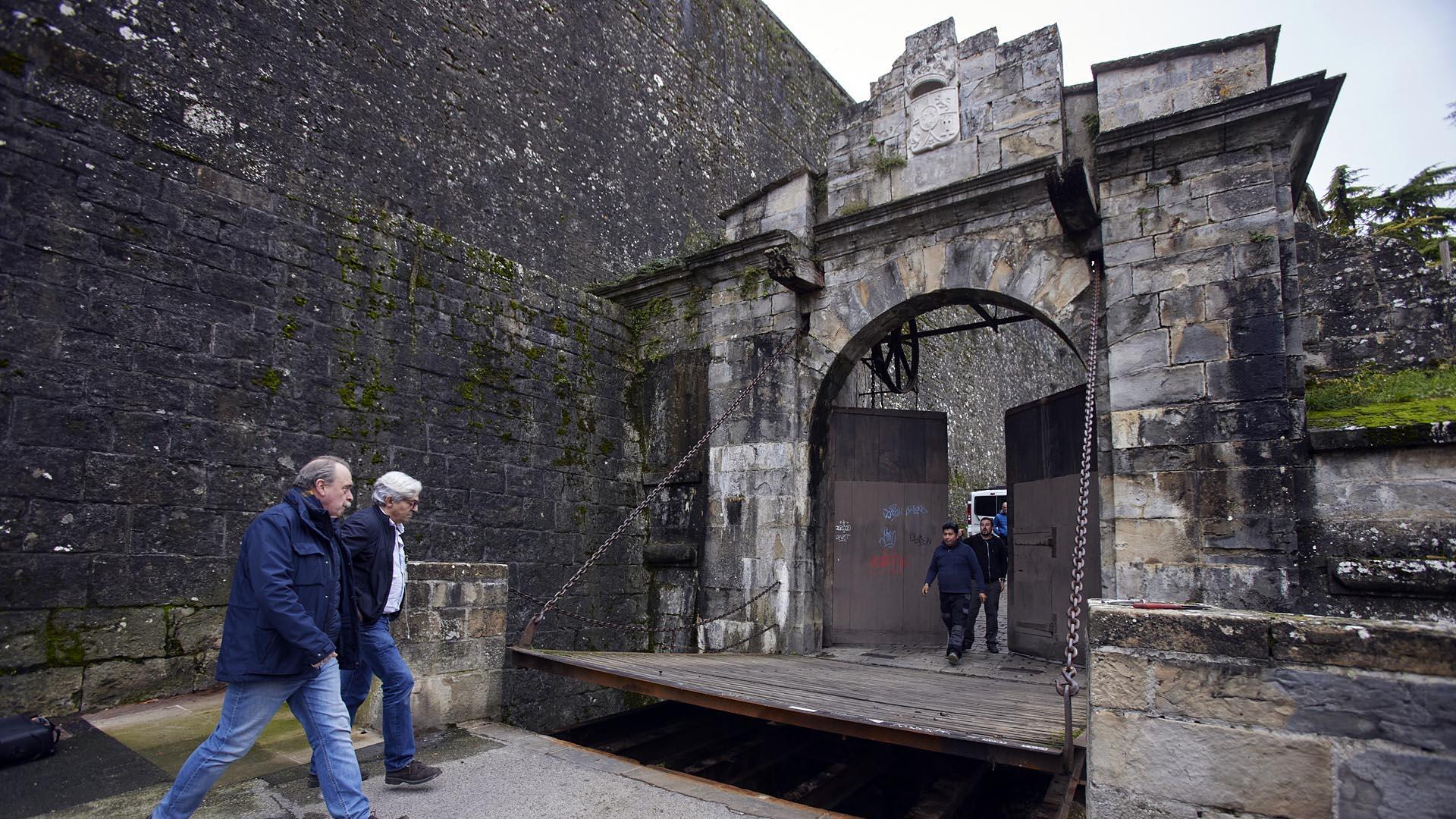 Este lunes se ha realizado la prueba de los engranajes, cadenas y tablero del puente levadizo del Portal de Francia, de cara a la llegada de la Cabalgata de Reyes a Pamplona, el próximo 5 de enero.