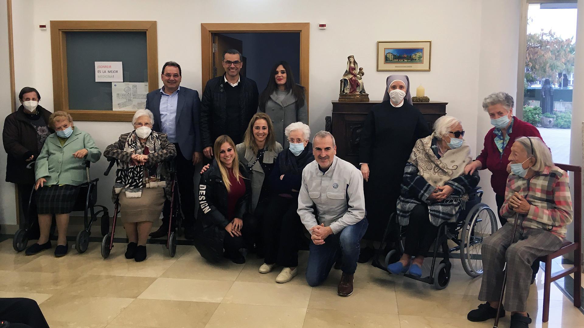 Entrega de los regalos de 'El Árbol Solidario' en las Hermanitas de los Pobres