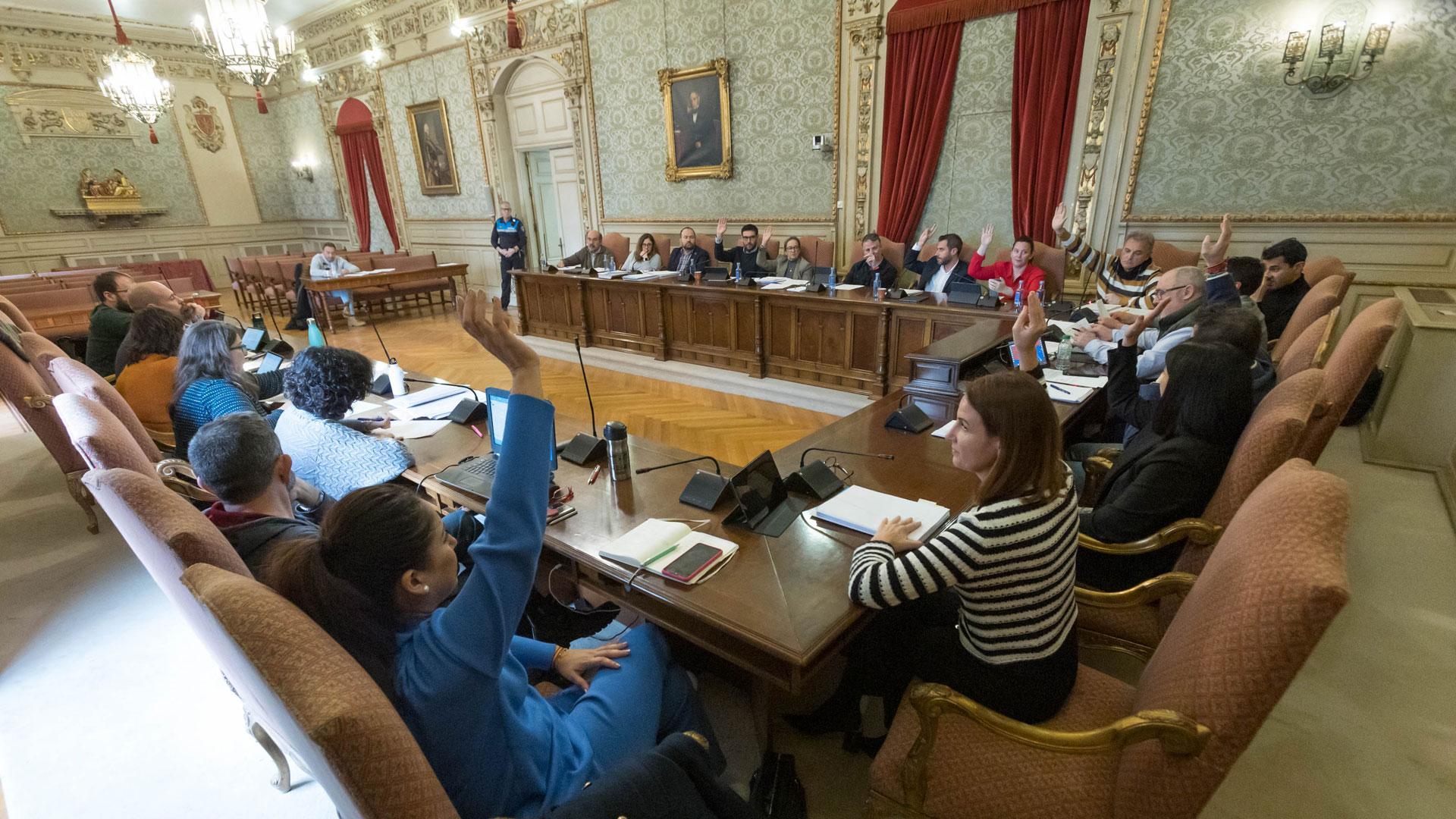 Los concejales de Navarra Suma, en el momento que votaron para aprobar el presupuesto