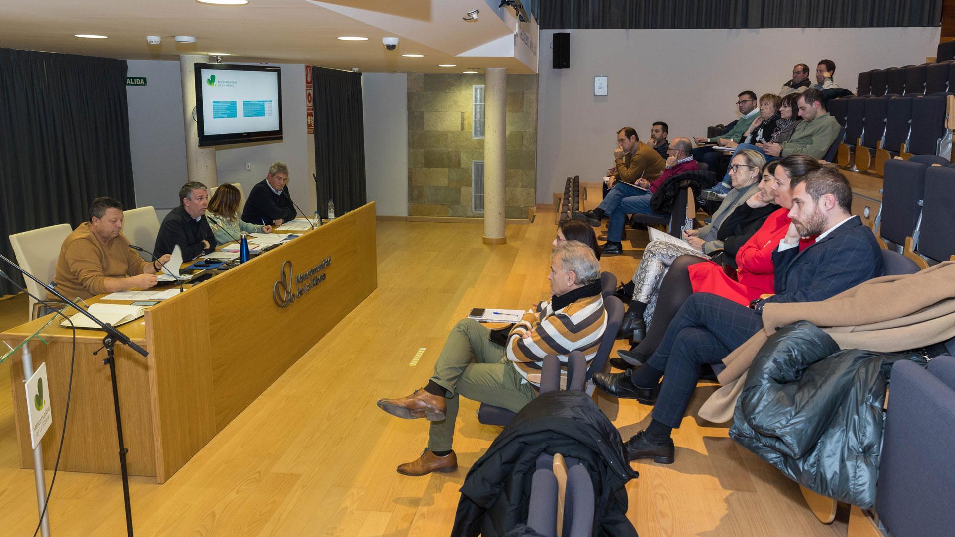 Asistentes a la asamblea de la Mancomunidad de la Ribera celebrada ayer en Tudela