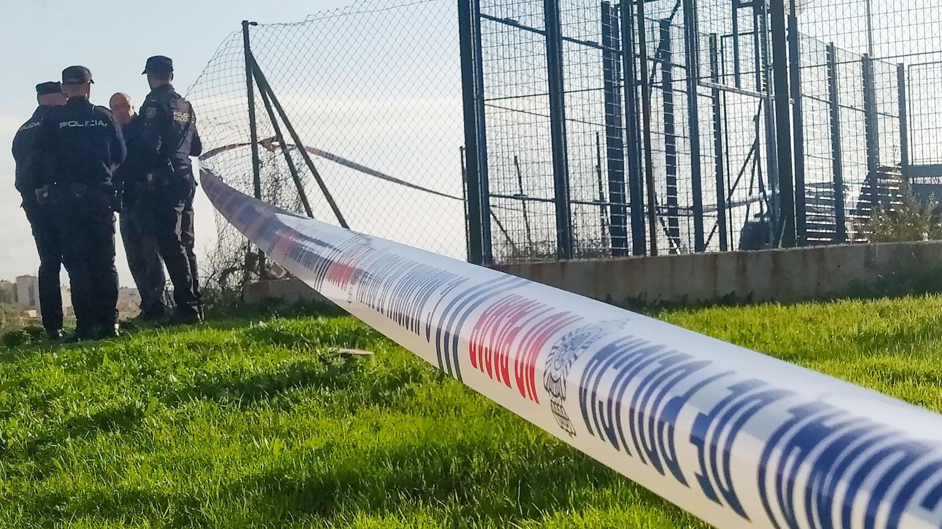 Agentes de la Policía Nacional acordonan la zona en la que se ha hallado el cadáver de un niño de ocho años que había desaparecido en un barrio de Ceuta