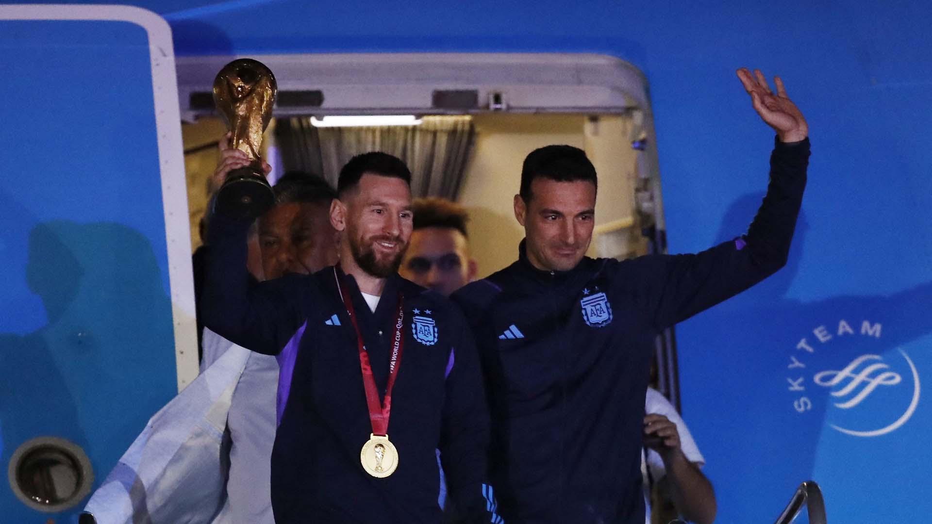 Messi y Scaloni saludan con el trofeo de campeones del mundo al aterrizar en Buenos Aires