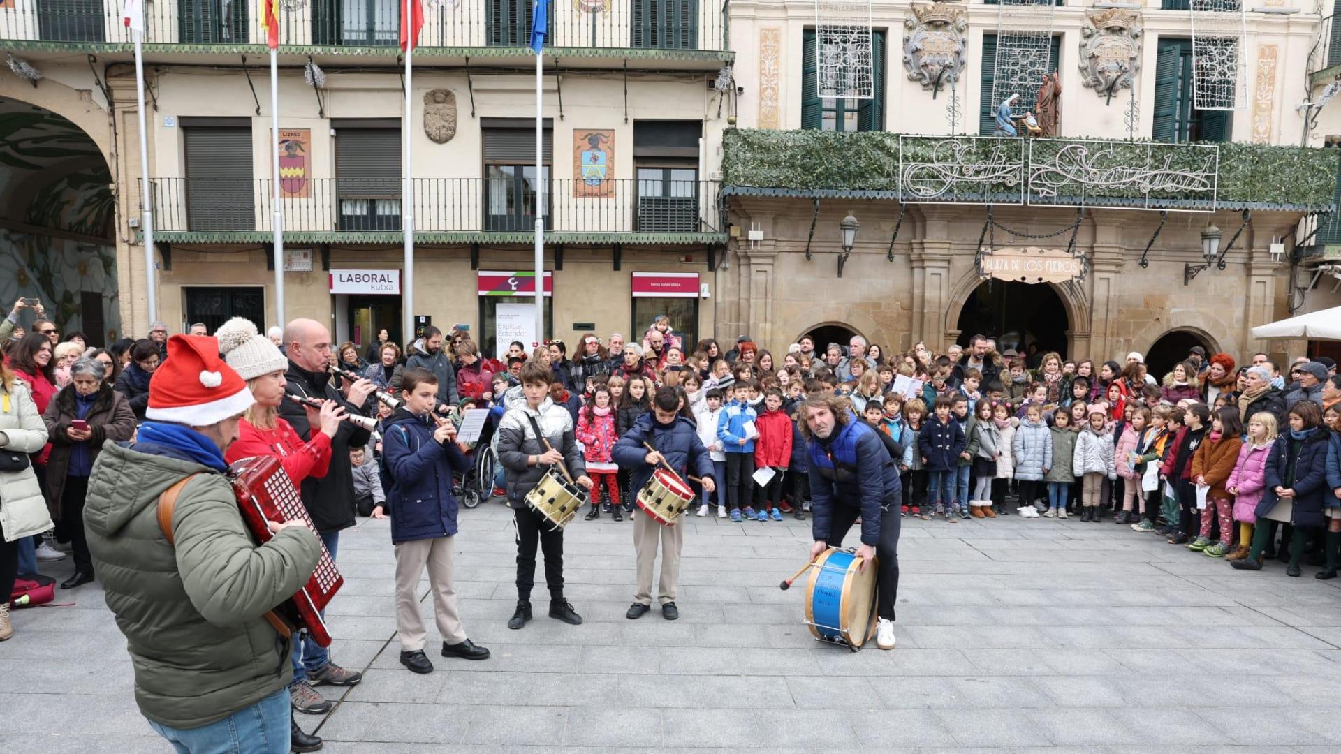 Los niños y niñas se han reunido en la Plaza de los Fueros para interpretar varias canciones.