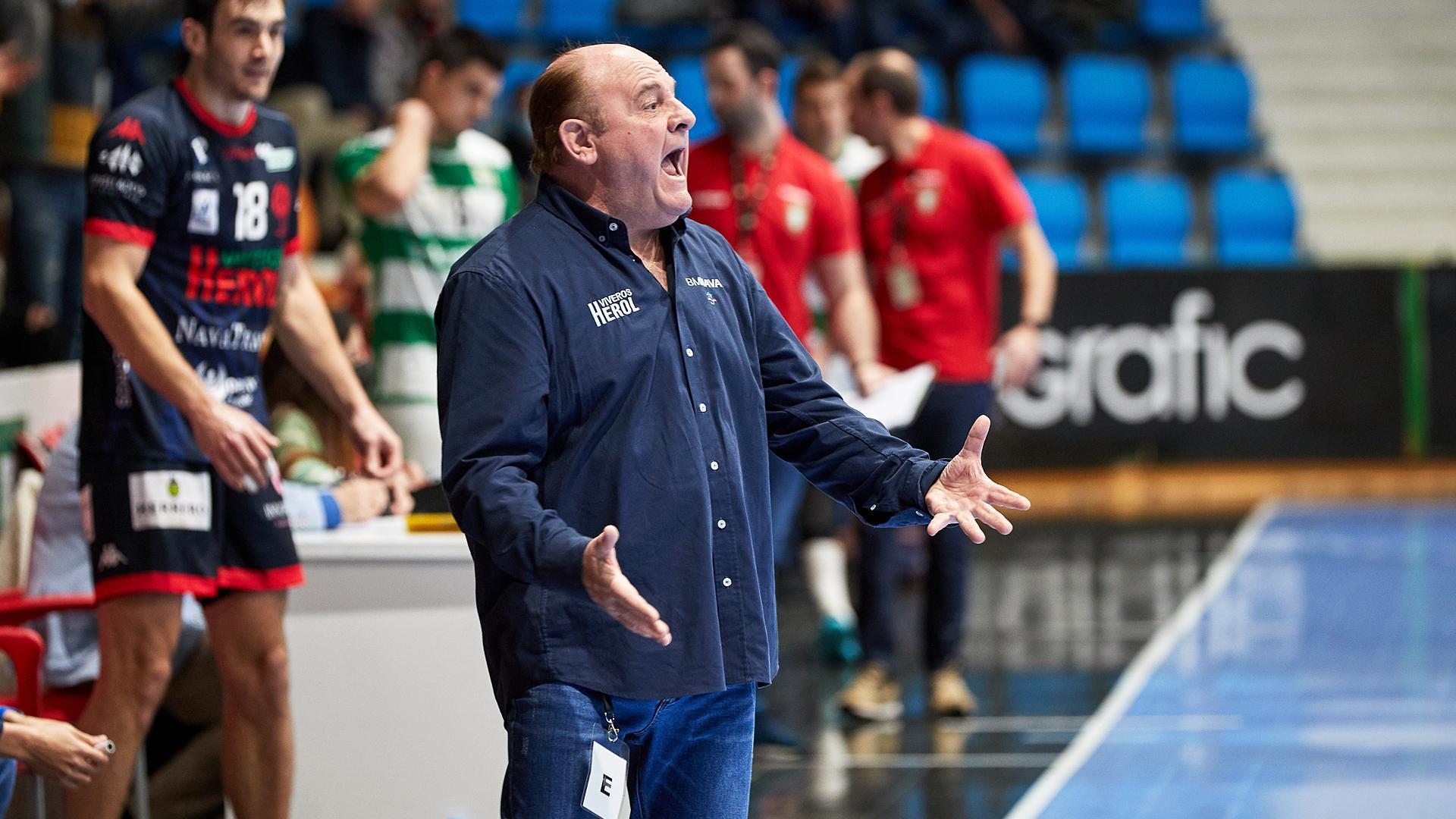 Zupo Equisoain da instrucciones a los jugadores del BM Nava en su visita al pabellón Anaitasuna la pasada temporada.