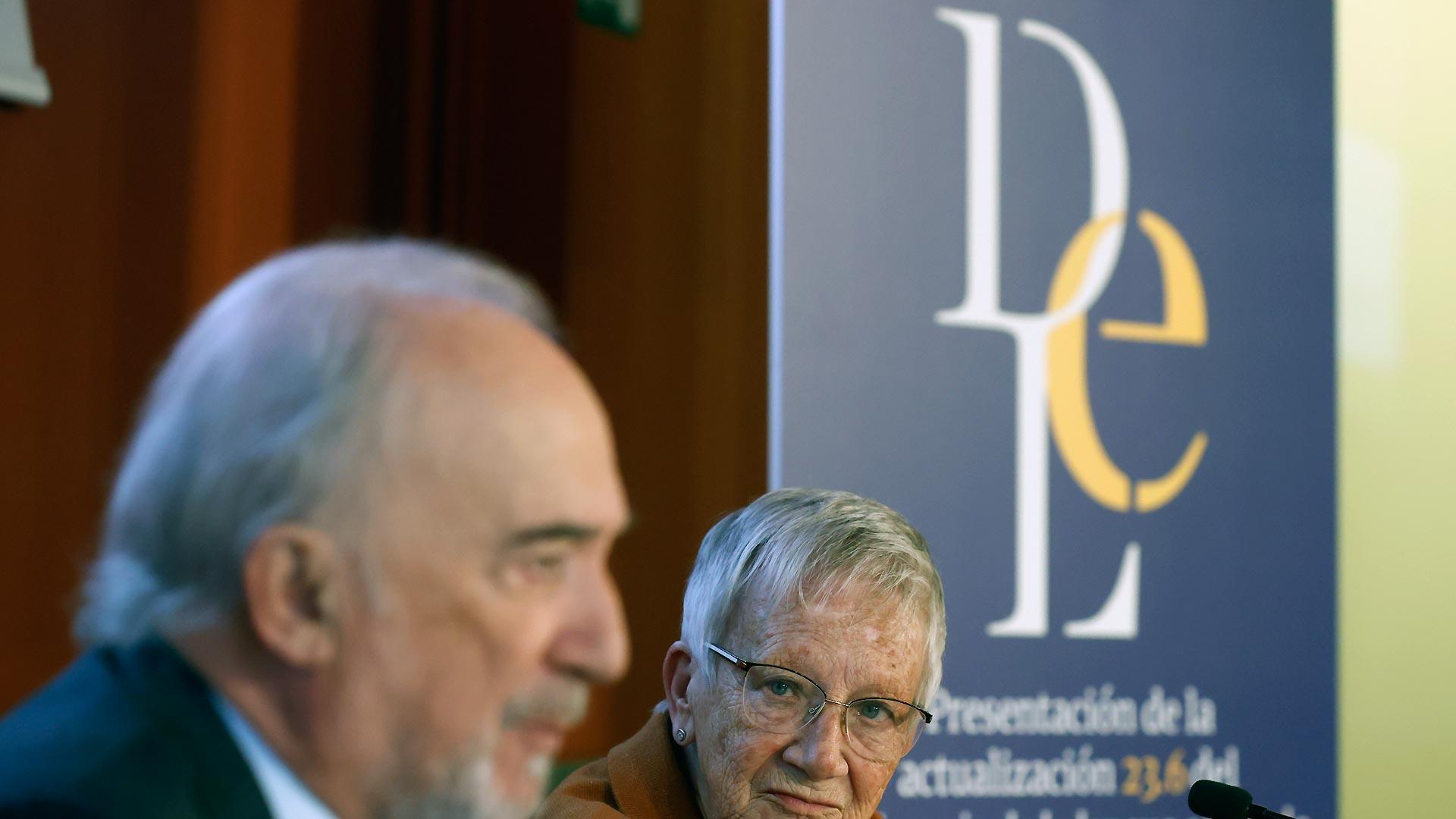 El director de la RAE y presidente de la ASALE, Santiago Muñoz Machado, y la directora de la 24.ª edición del Diccionario de la Lengua Española (DLE), la académica Paz Battaner, durante la rueda de prensa para dar a conocer las novedades de la versión electrónica 23.6 del DLE