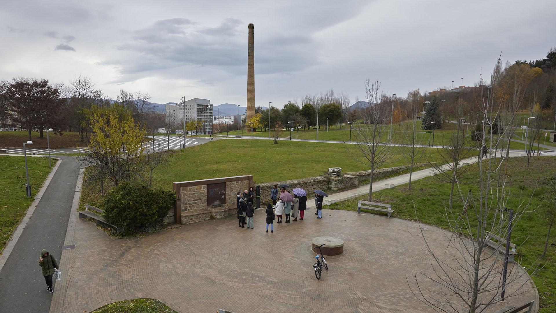 El tótem informativo está colocado junto a la fuente de la Teja