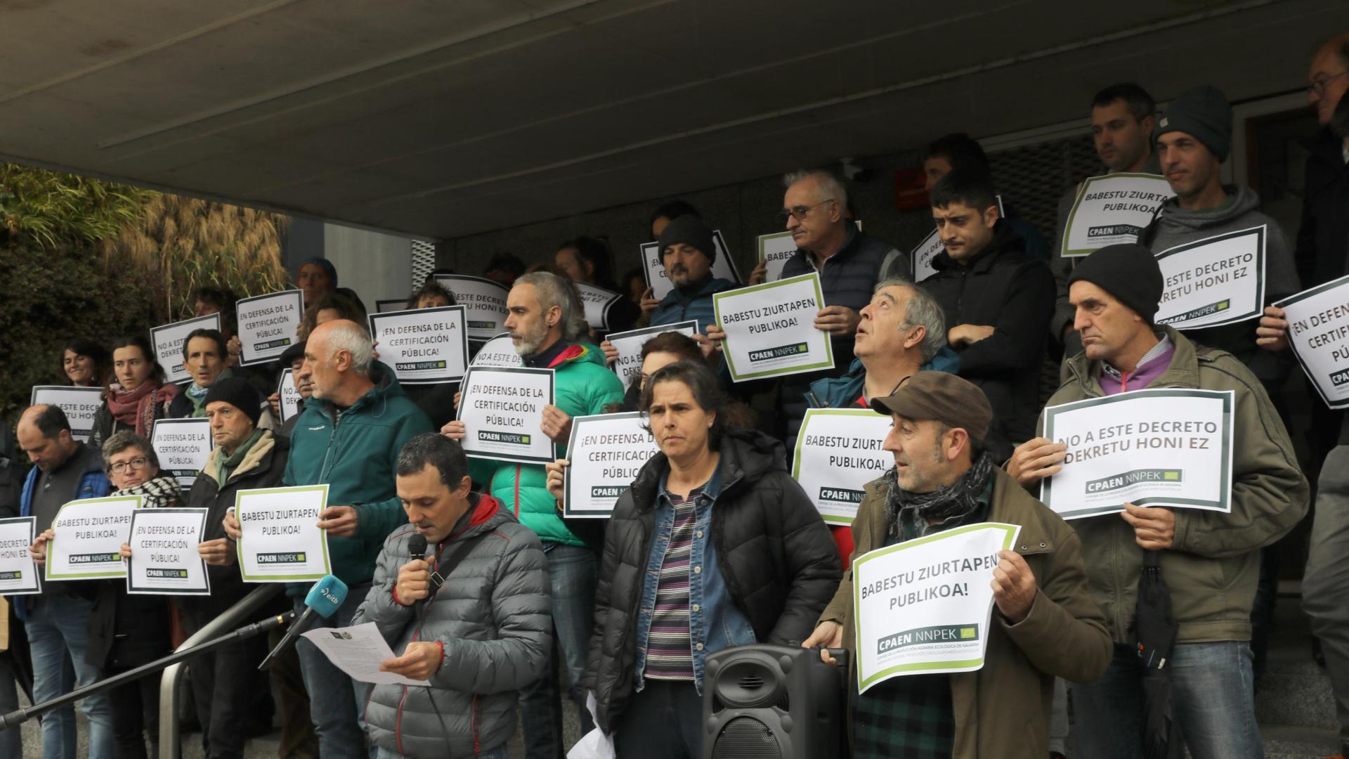 Productores ecológicos protestan en el departamento de Desarrollo Rural contra un decreto foral que puede despojar a CPAEN de las labores de control y certificación de alimentos.