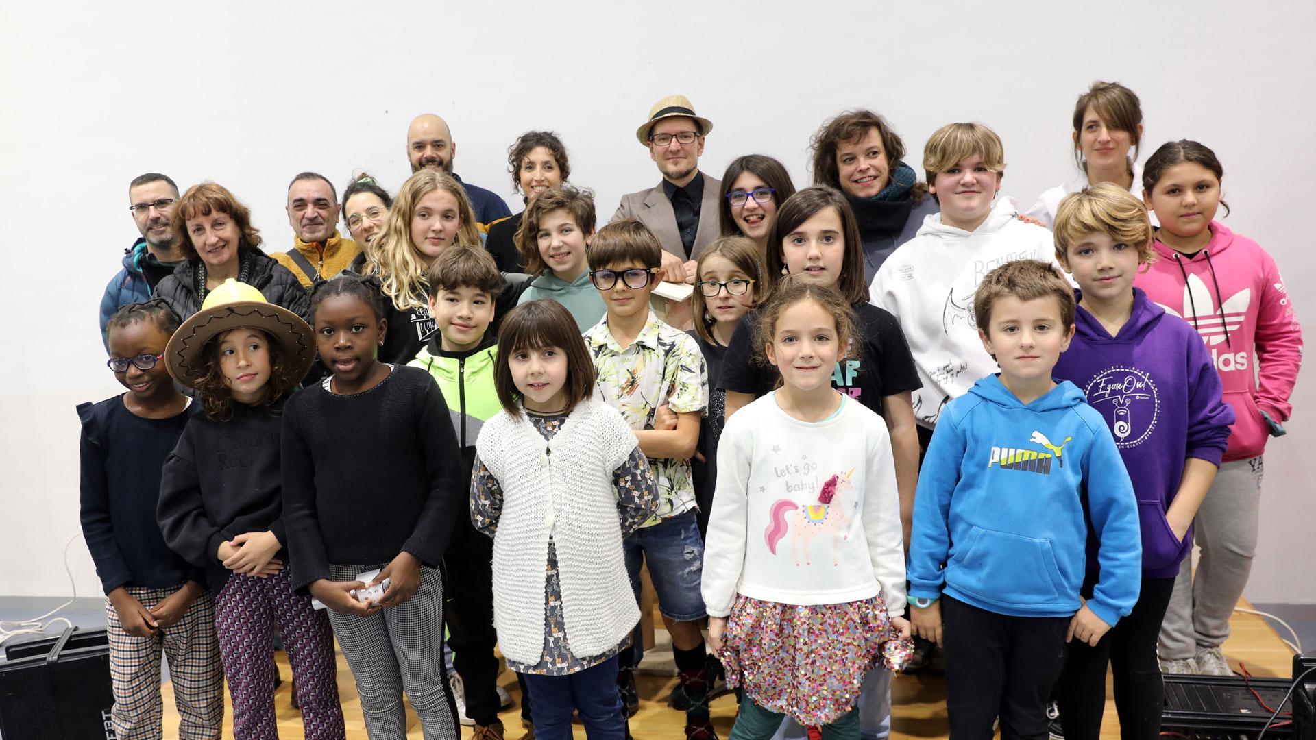 Alumnado de los colegios públicos del barrio que participaron en la presentación ayer junto con artistas y organizadores del festival