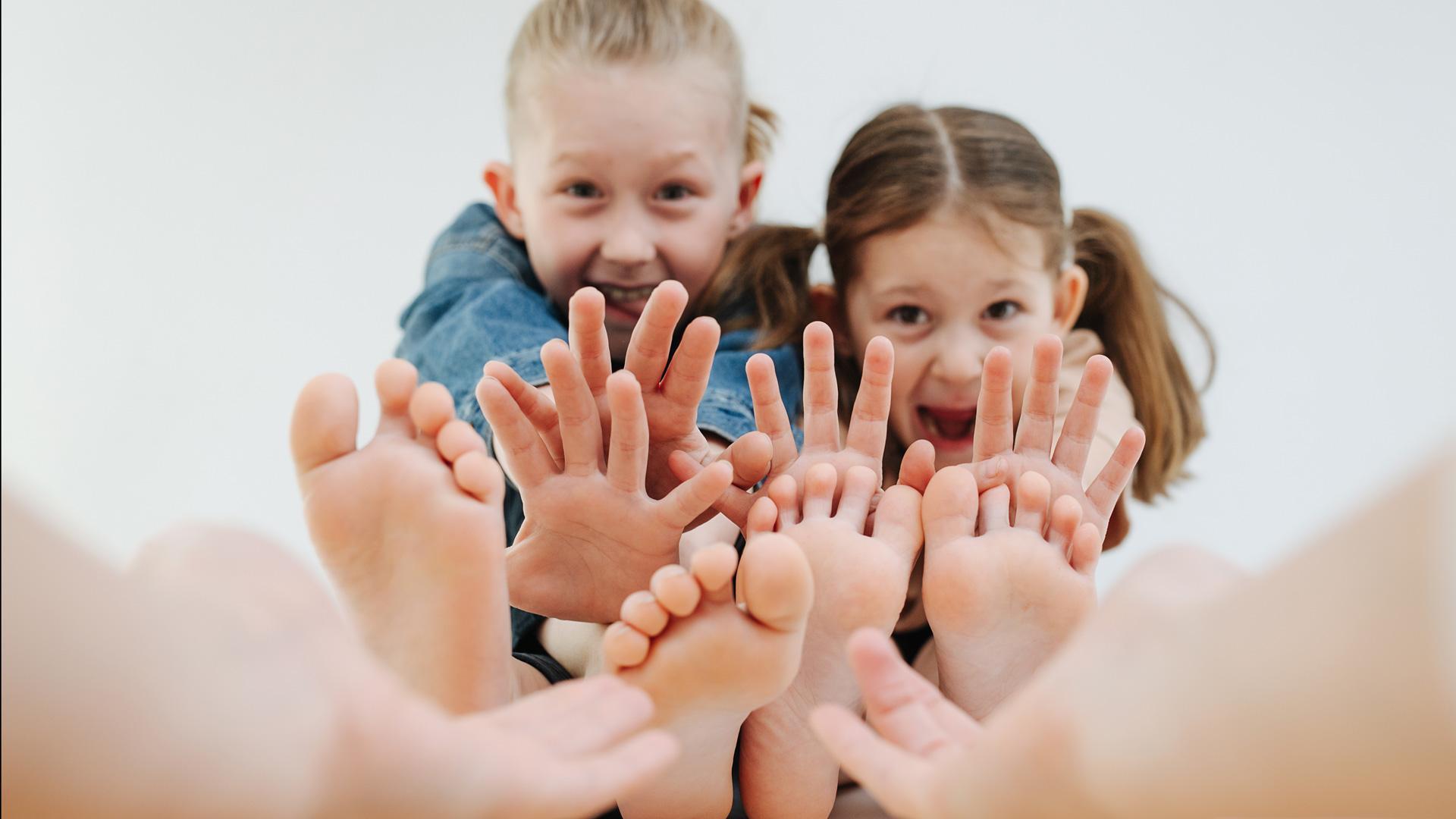 las cosquillas intensas sólo ocurren si se provocan en ciertas partes del cuerpo, principalmente en la planta del pie, las axilas, el cuello y la barbilla