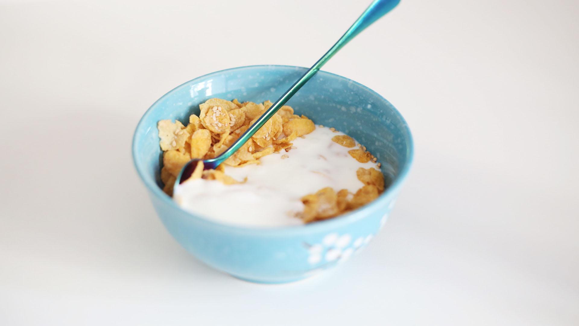 Poca gente sabe que el yogur natural no es un alimento ultraprocesado, pero sí lo es el yogur de sabores