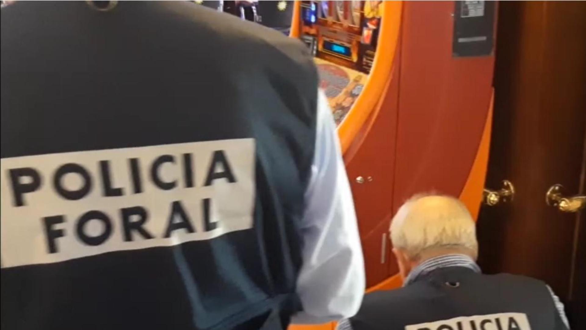 Agentes de la Brigada de Juego y Espectáculos de la Policía Foral realizando una inspección