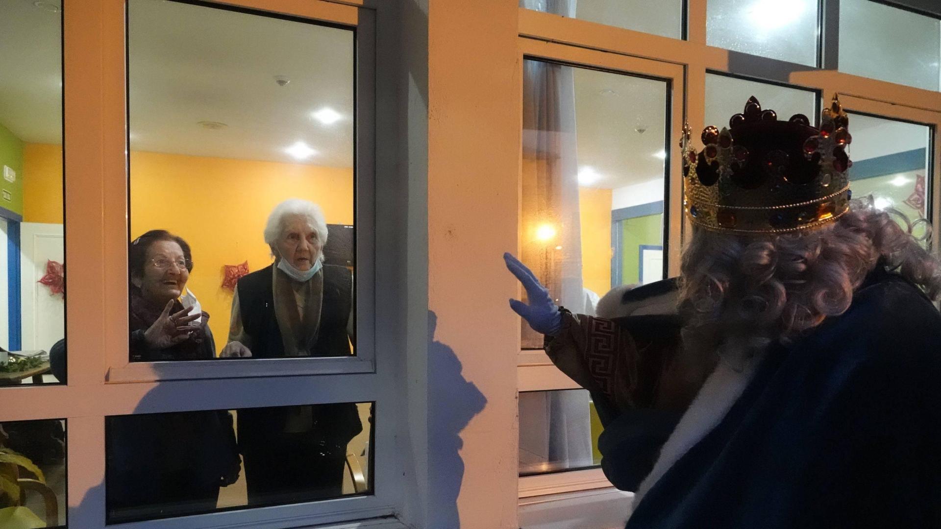 Visita de los Reyes Magos a la residencia de Sangüesa en 2021