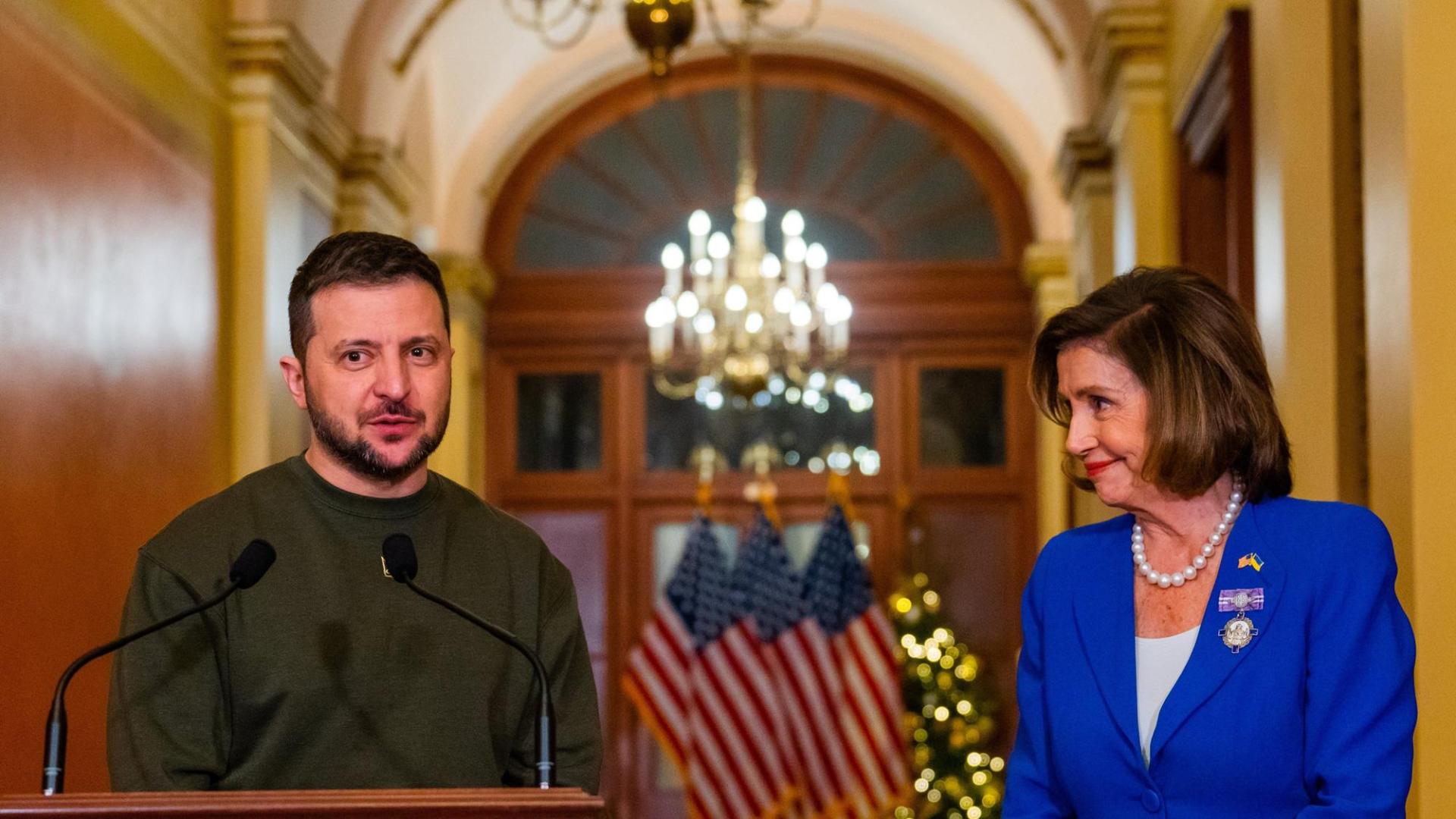 El presidente de Ucrania, Volodimir Zelenski, con la presidenta de la Cámara de Representantes de Estados Unidos, Nancy Pelosi